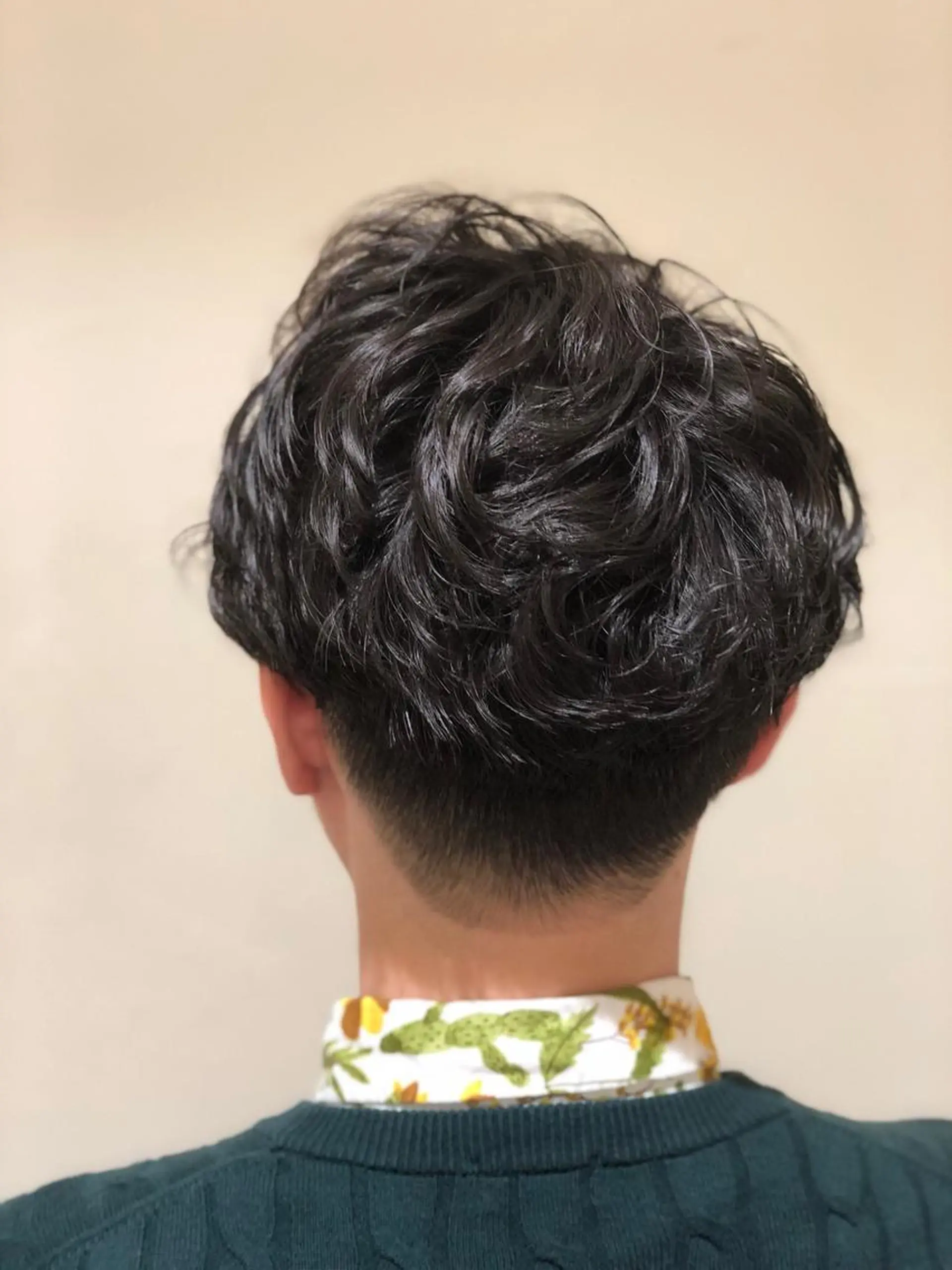 ショート パーマ ヘアアレンジ メンズ センターパート メンズハイライト マッシュ メンズパーマ ツーブロック 【ツヤ髪美容師】 ツダケイスケのヘアスタイル