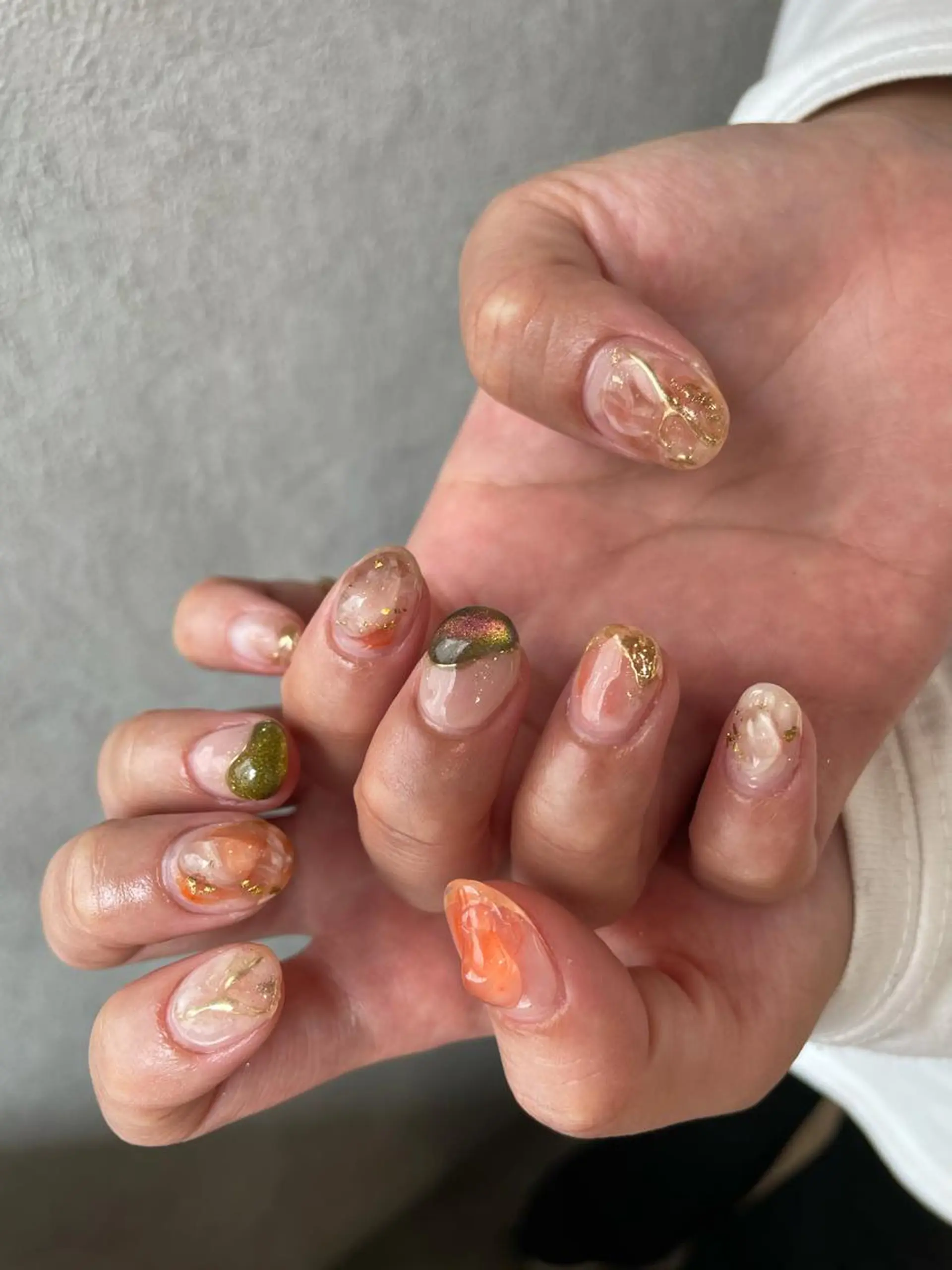 ネイル マグネットネイル ニュアンスネイル オレンジ ハンドネイル ナチュラル透明感🌱 小山美樹子のヘアスタイル