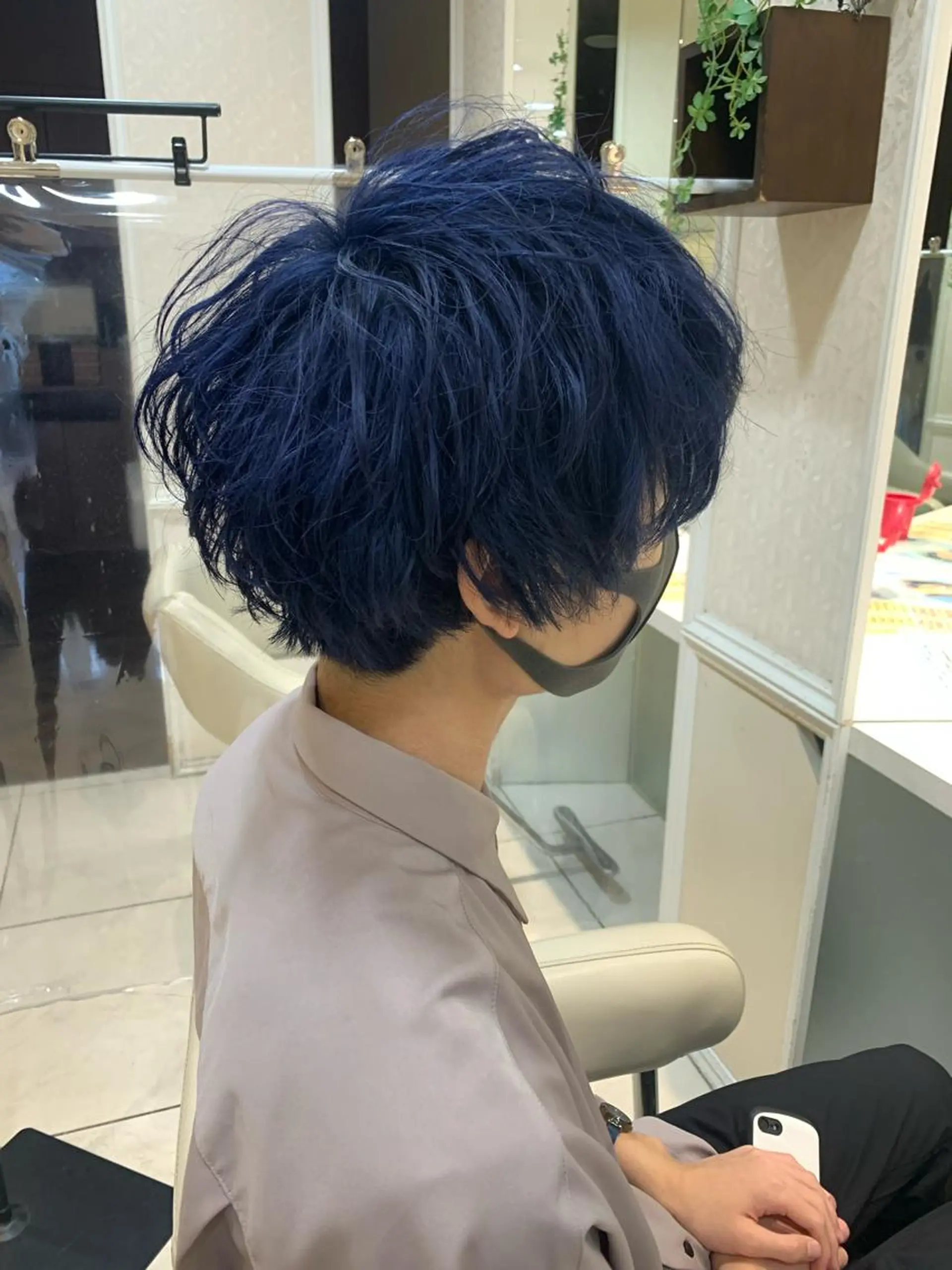 カラー メンズ メンズブリーチ ブリーチ ブルーカラー ネイビーカラー カット ヘアカラー 毛流れが作れる 縮毛矯正/渡部純生のヘアスタイル