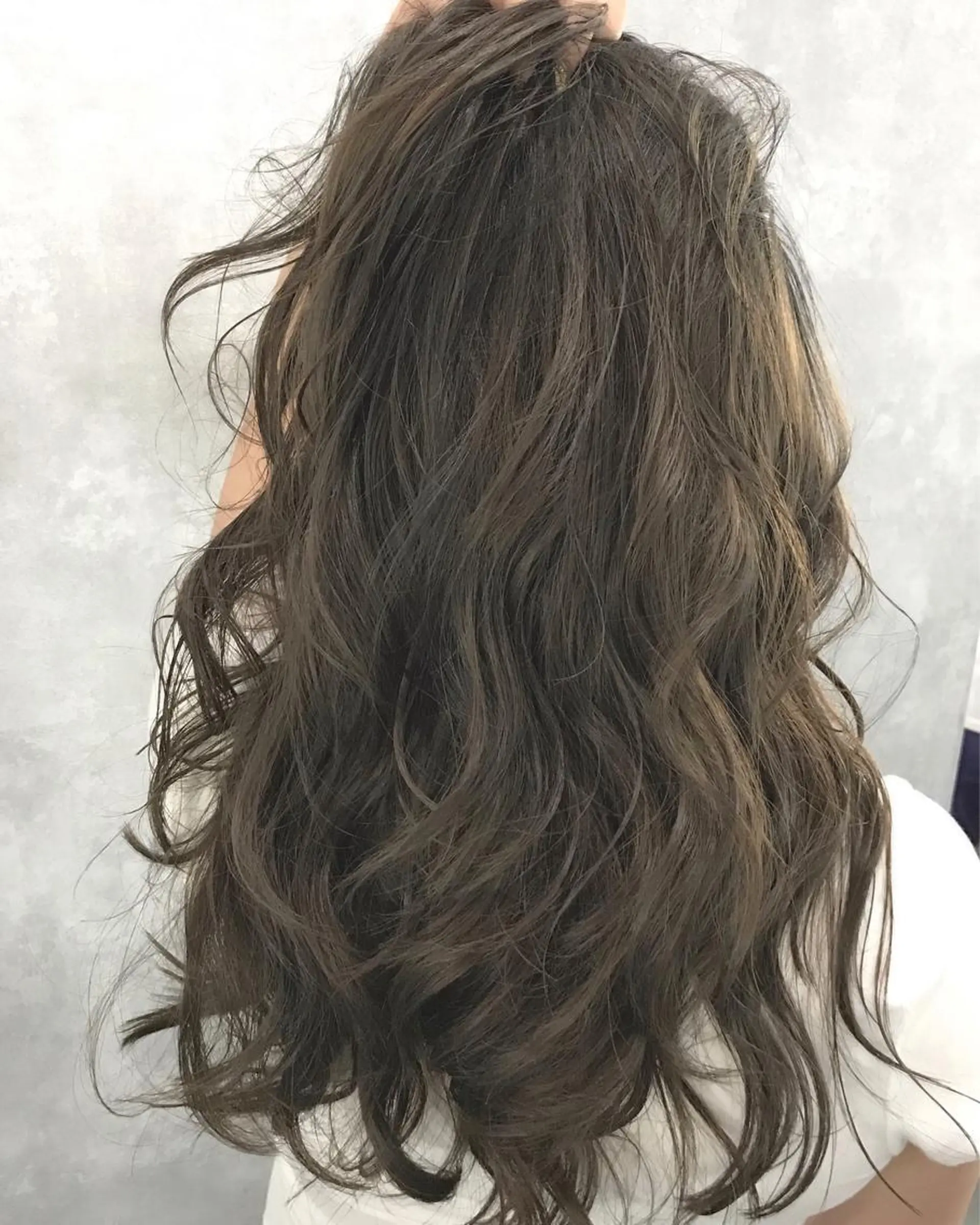 セミロング カラー グレージュ TOMOYAレイヤー ブリーチ縮毛矯正のヘアスタイル