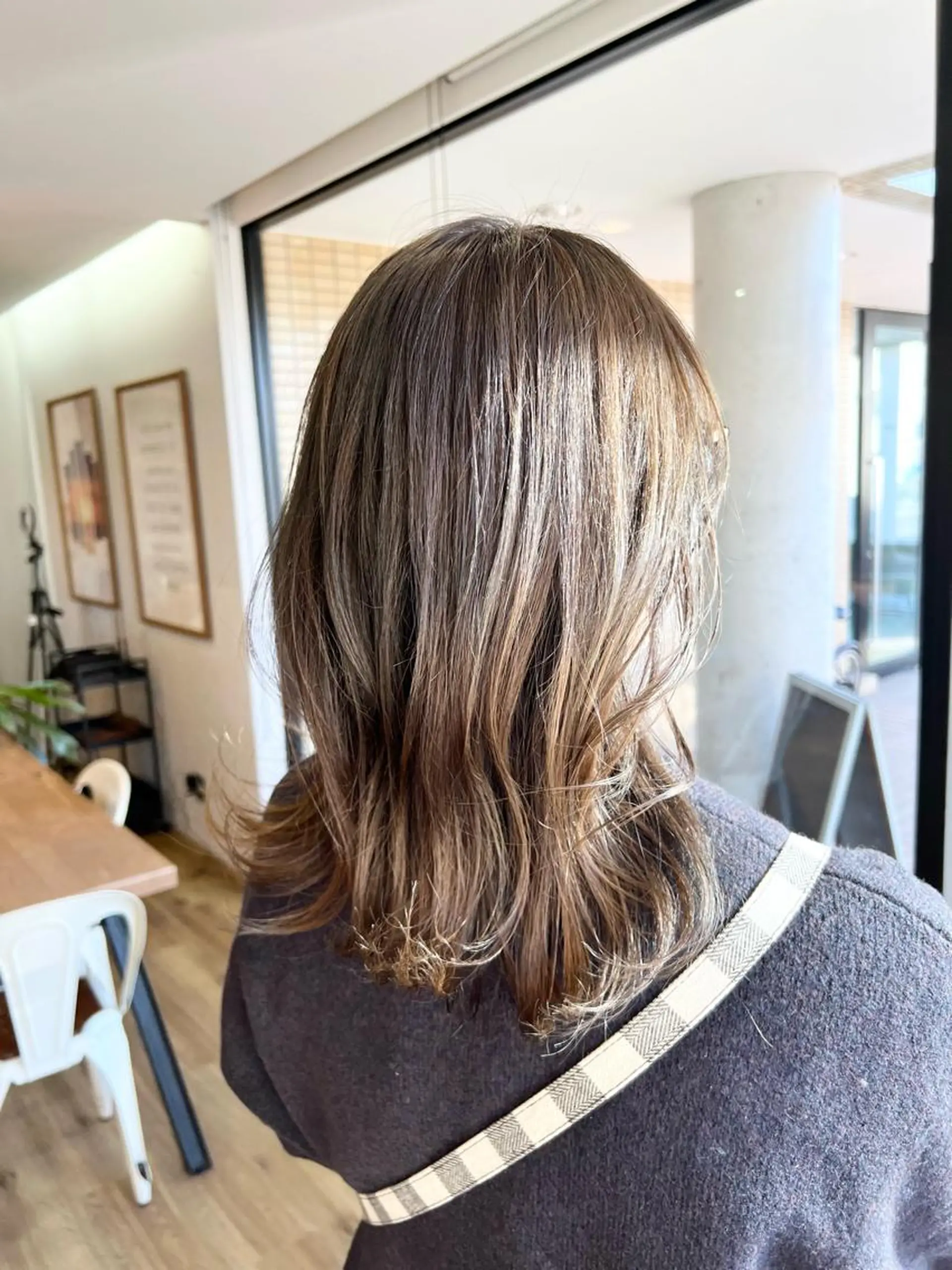 ミディアム アッシュ 堀 望美のヘアスタイル