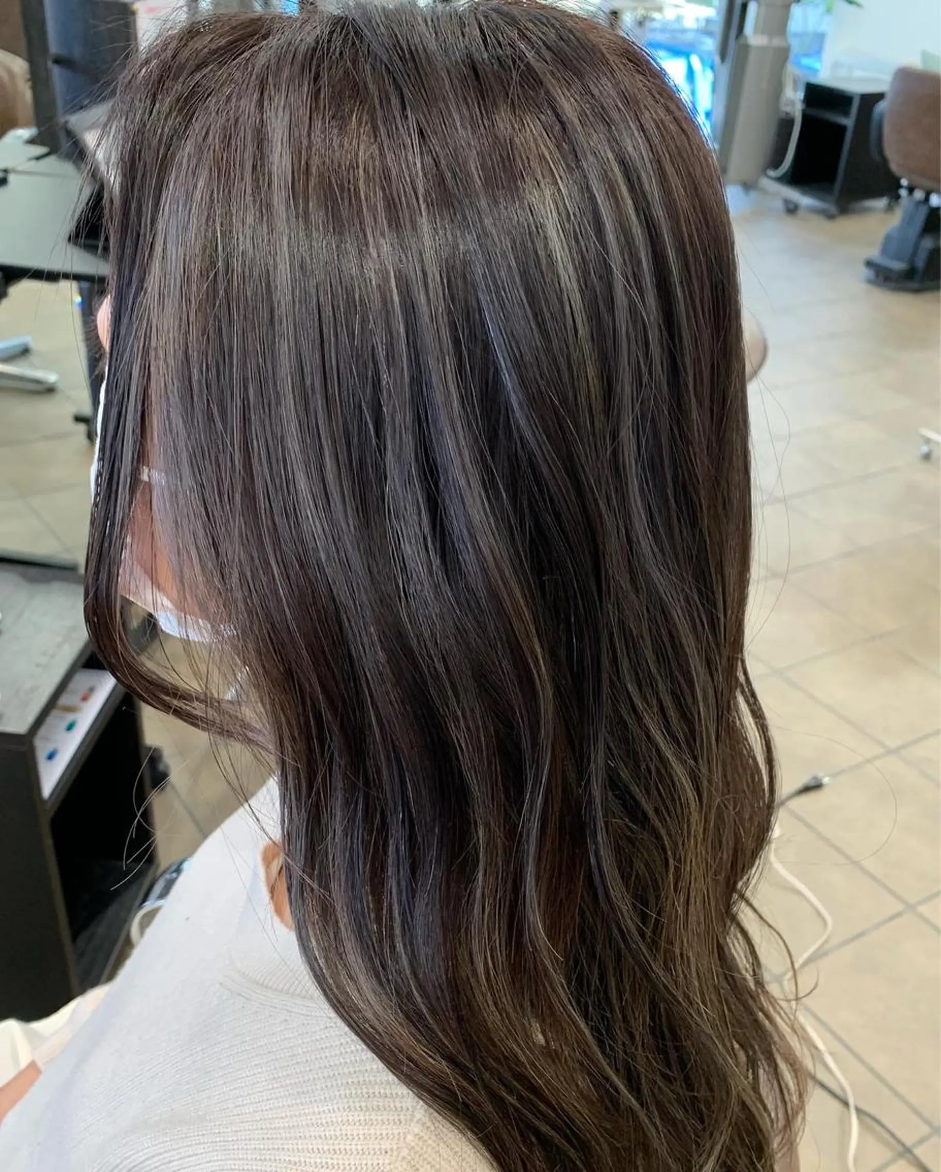 セミロング カラー ベージュカラー ハイライトカラー シルバー シルバーベージュ ハイライト カット ヘアカラー Ripps長居所属・メテオ ／ヘアカラー 西川菜実のヘアスタイル