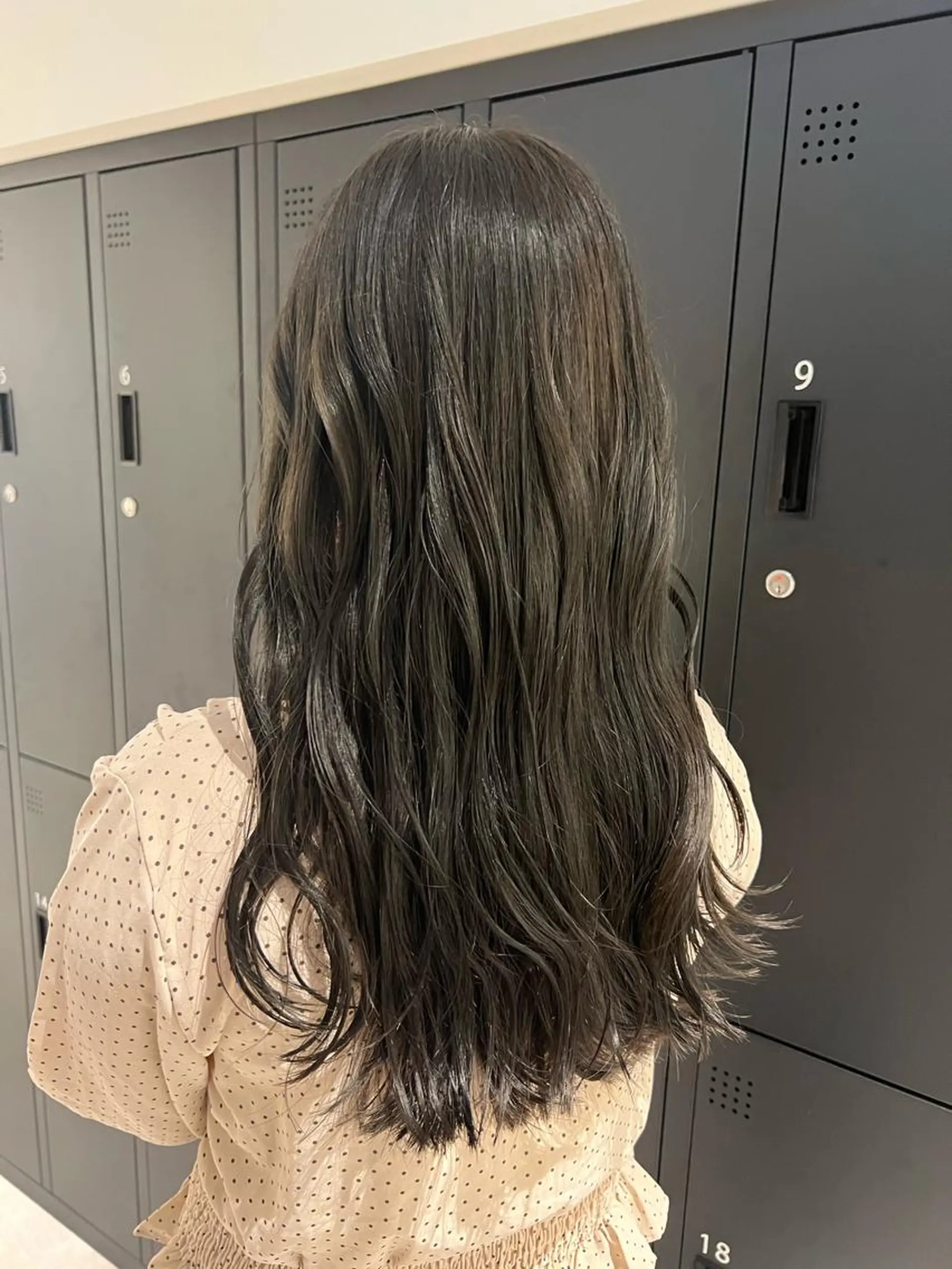 ロング カラー ベージュカラー オリーブベージュ 暗髪カラー🫐パーマ おくだりんかのヘアスタイル