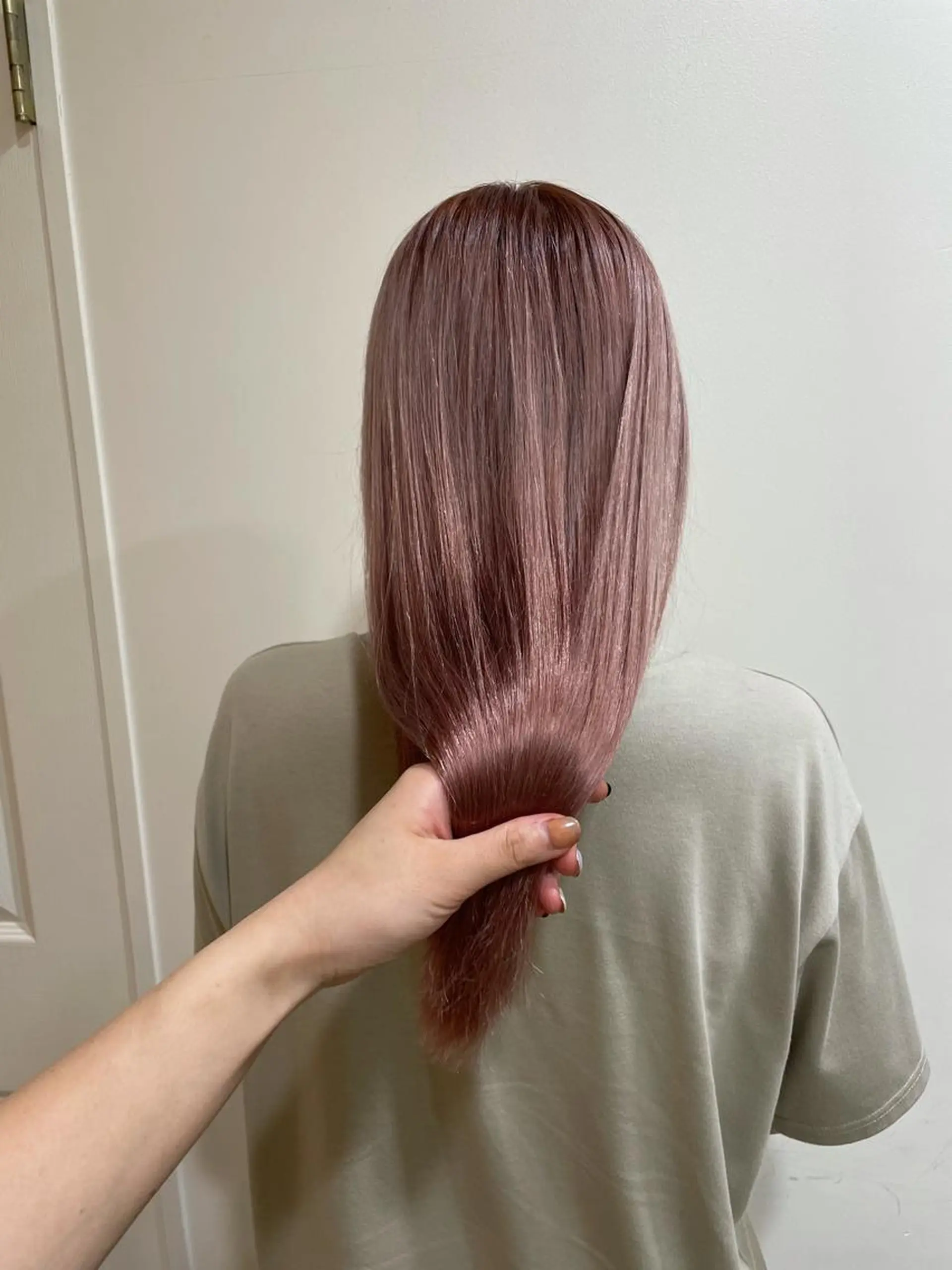 セミロング カラー ブリーチ ピンクカラー ヘアカラー トリートメント MIOベージュカラー 柔らかいカラーのヘアスタイル