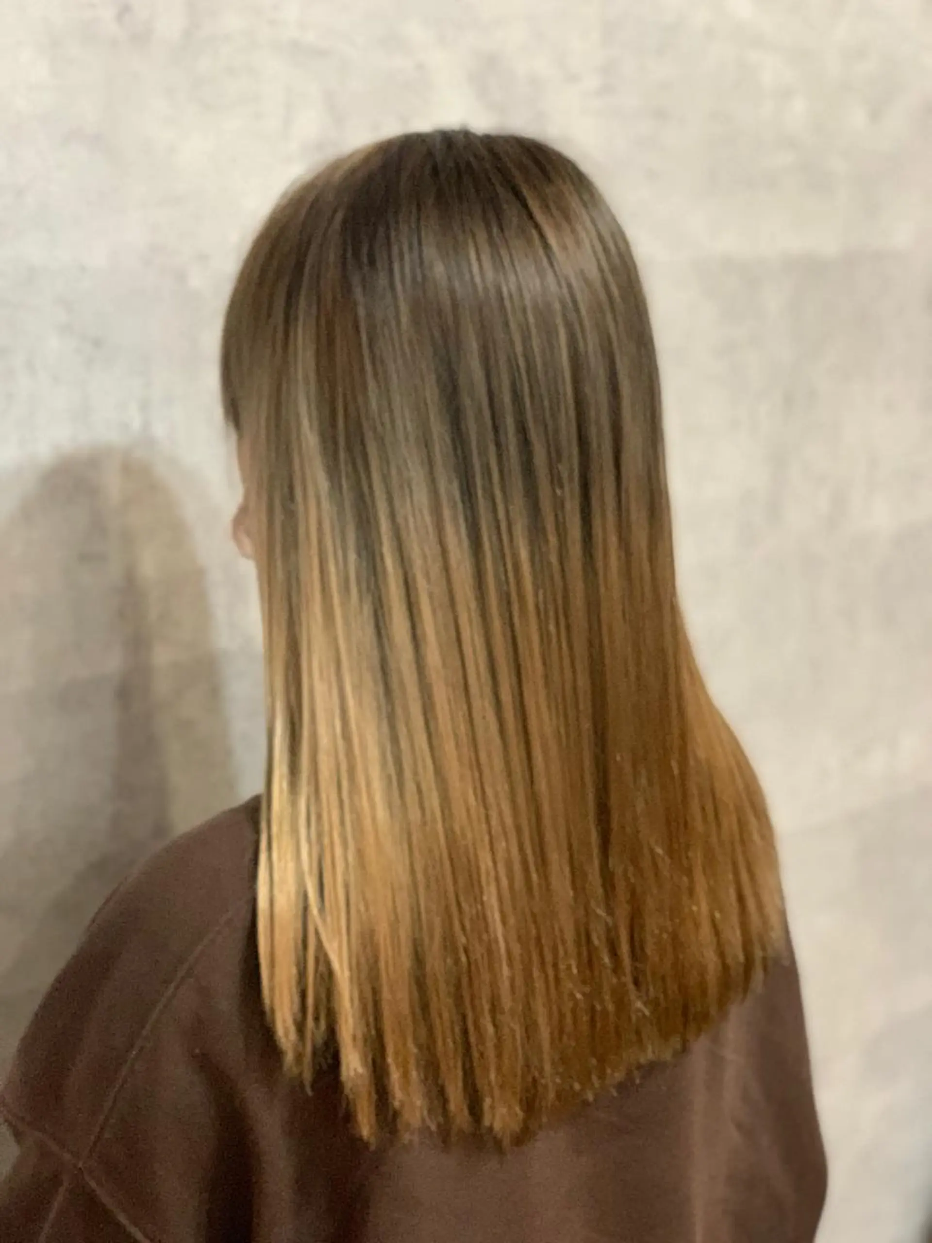 セミロング SALOWIN心斎橋Suite店所属・ブリーチ毛にもできる 縮毛矯正|鷹司郎のヘアスタイル