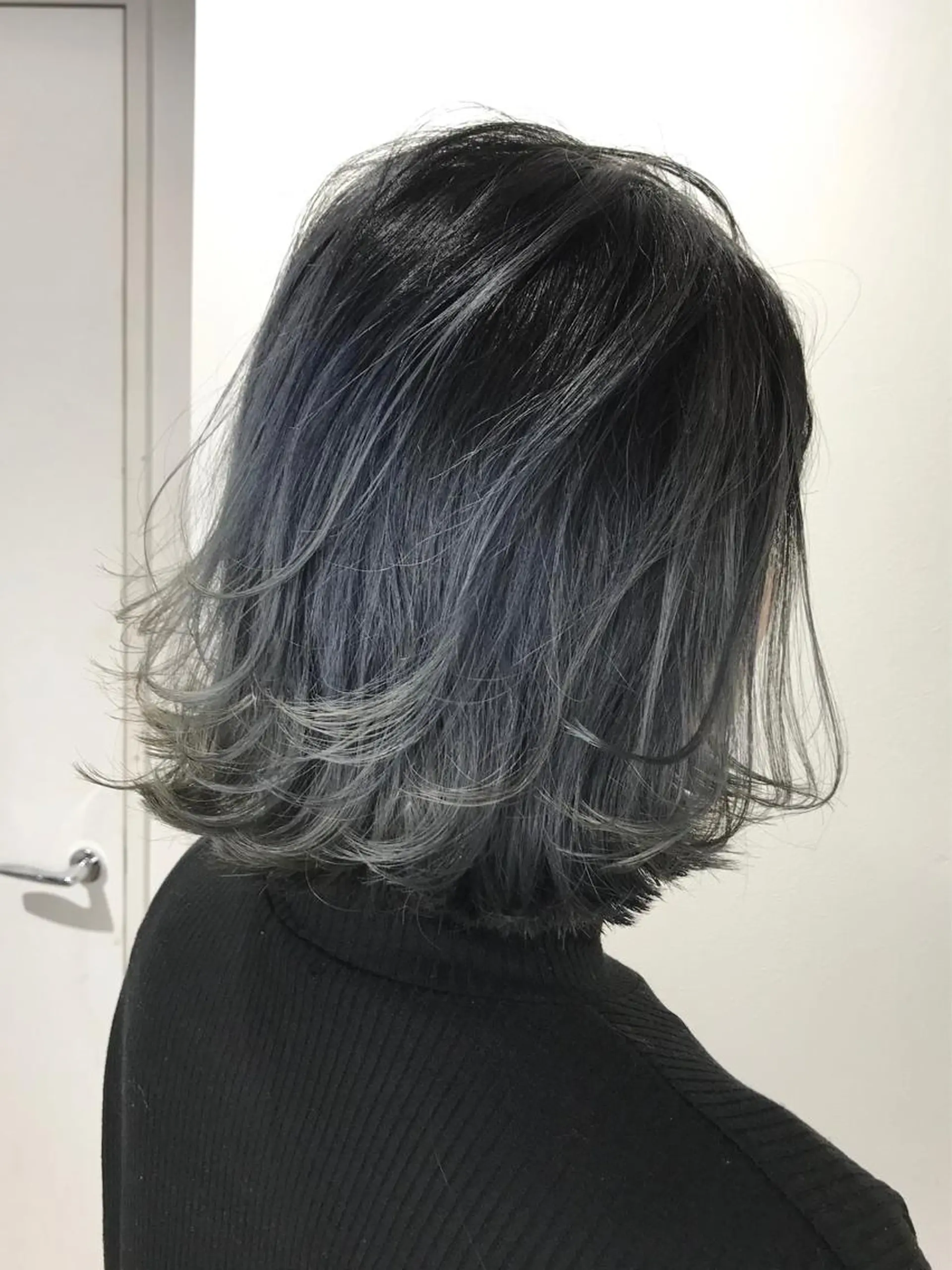 ショート TOMOYAレイヤー ブリーチ縮毛矯正のヘアスタイル