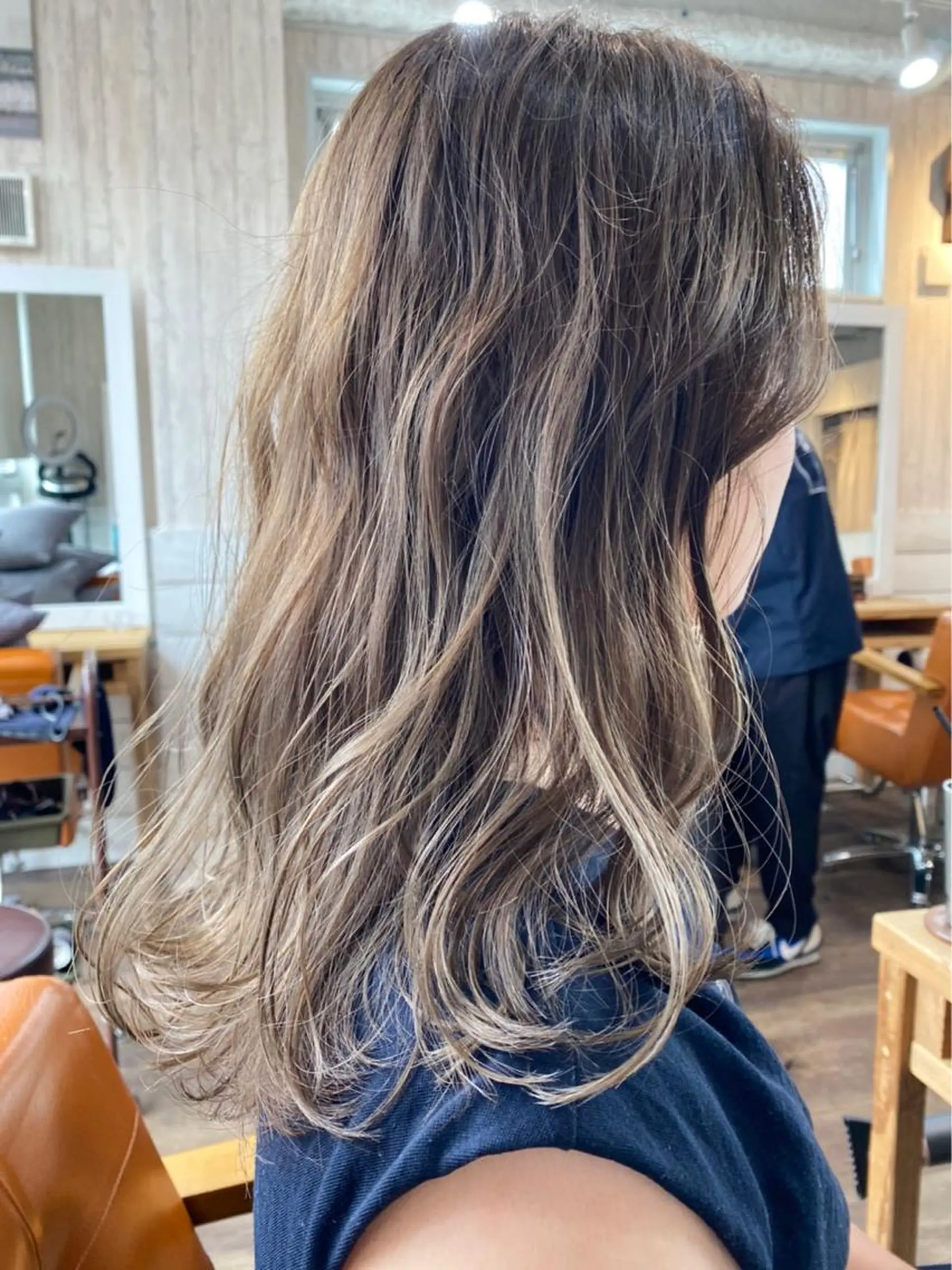 セミロング カラー ブリーチ ハイライトカラー ハイライト トリートメント 🔆学生に人気🔆 AEQUITASのヘアスタイル