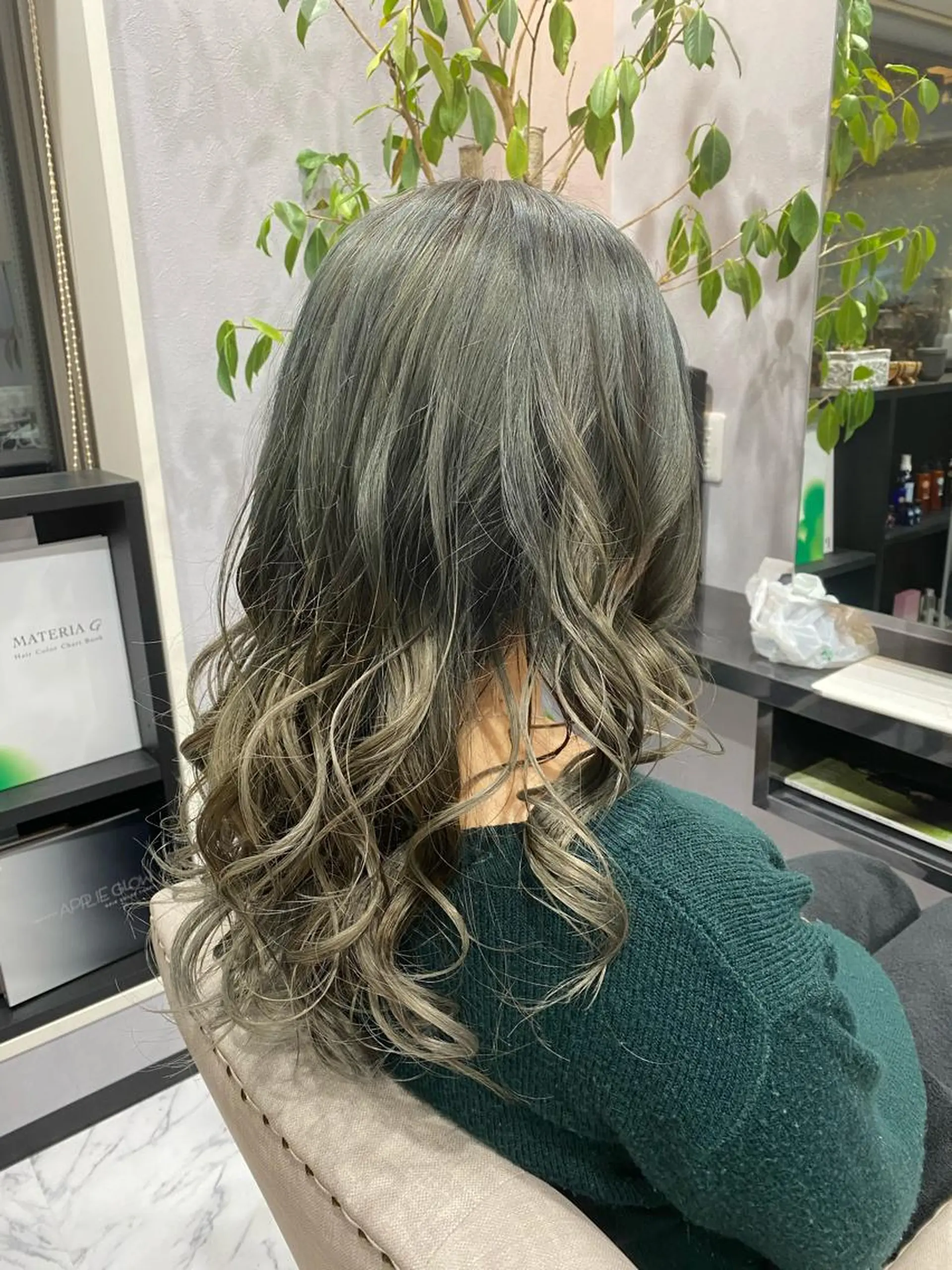 セミロング カラー ヘアカラー FAVORE 【ファヴォーレ】のヘアスタイル