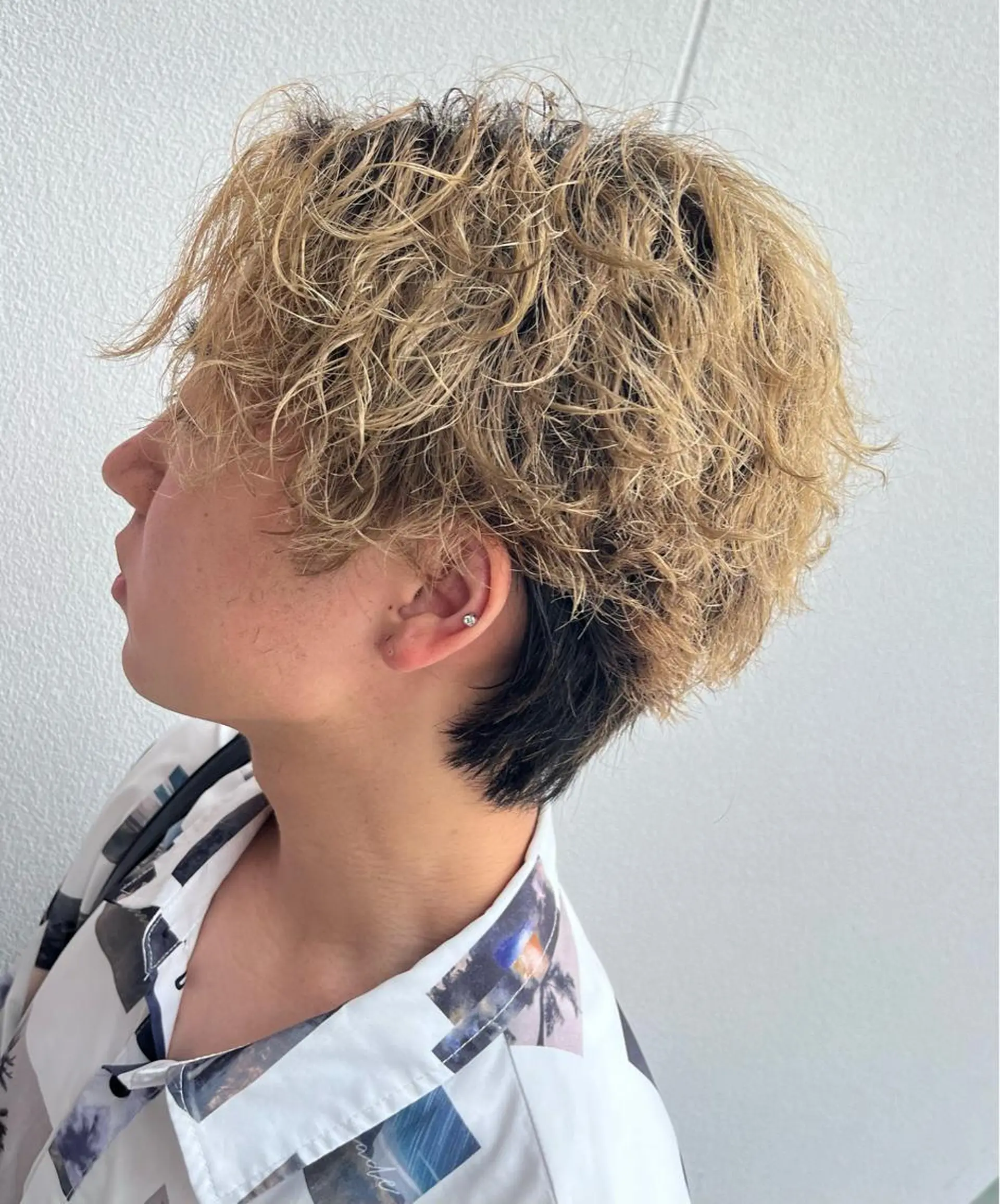 ショート カラー パーマ メンズ メンズブリーチ メンズパーマ ツイストスパイラルパーマ ブリーチ スパイラルパーマ APREKO RIKUのヘアスタイル