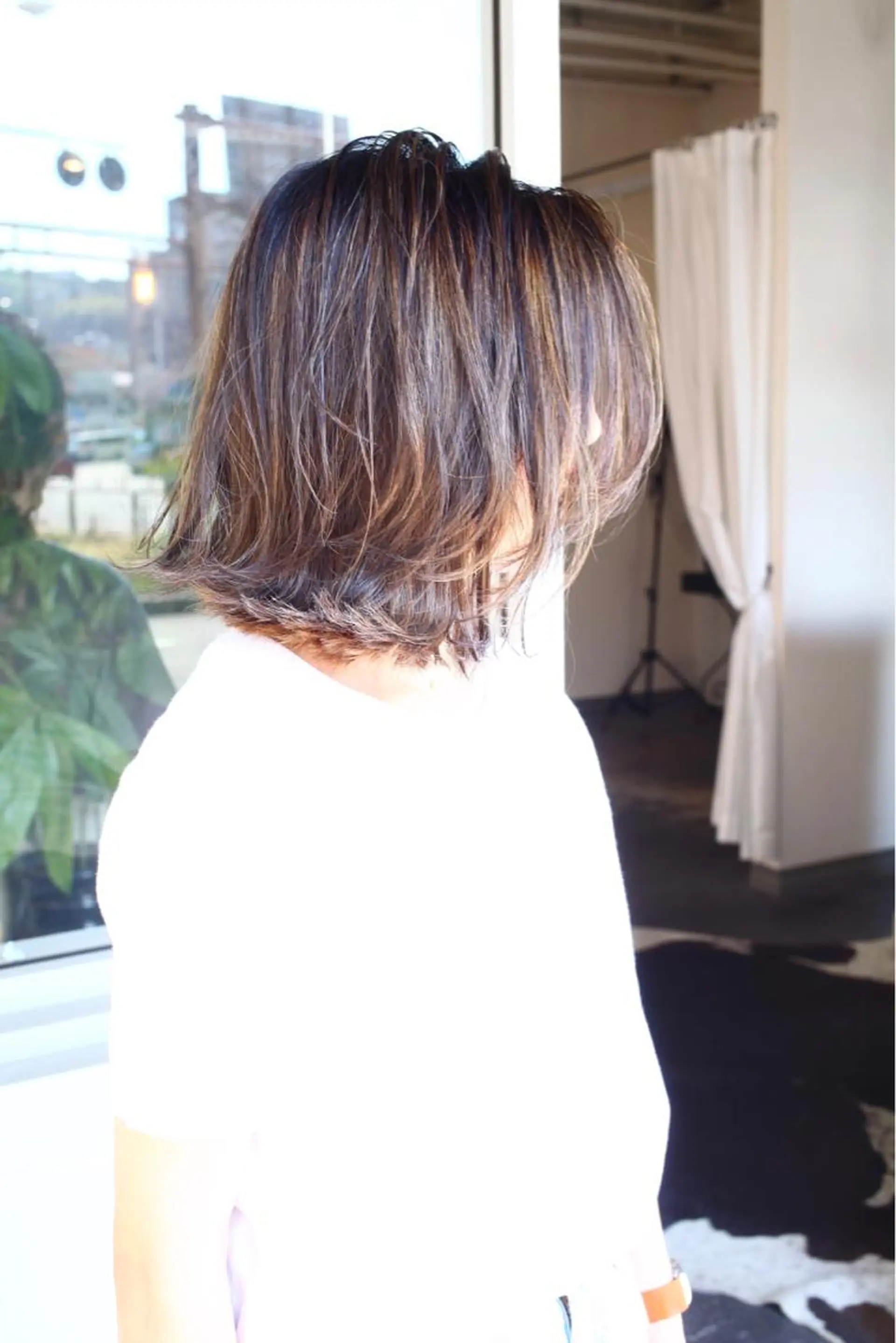 ミディアム カラー ヘアアレンジ 切りっぱなしボブ アッシュ グラデーションカラー ハイライトカラー ボブ Mariana/ 鶴原-ハイライトのヘアスタイル