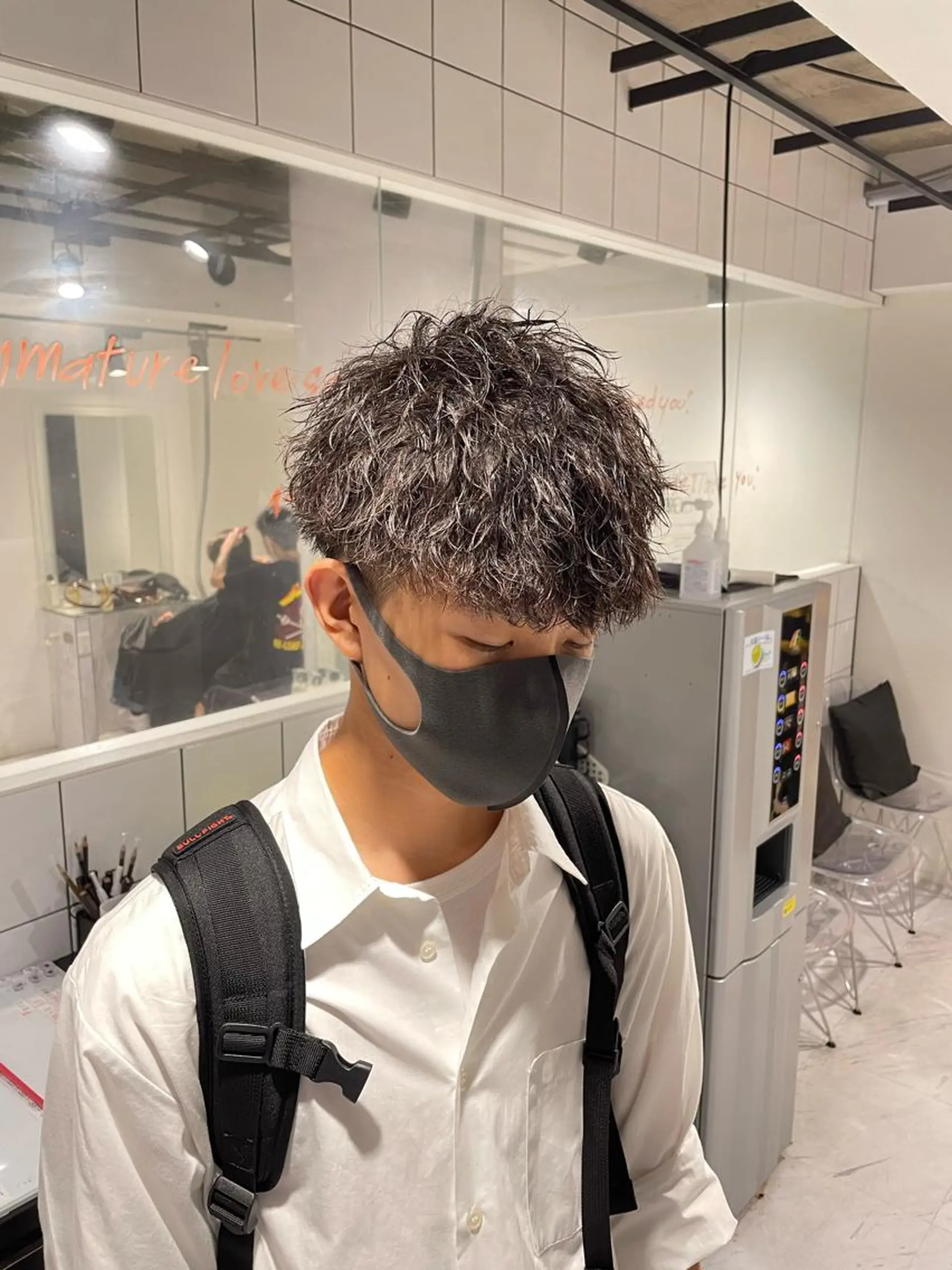 ショート カラー パーマ ヘアアレンジ メンズ アイブロウ センターパート メンズハイライト メンズハイトーン マッシュウルフ マッシュ カット パーマ トリートメント ヘッドスパ ヘアセット スパイキー/フェザー /波巻き/かいとのヘアスタイル