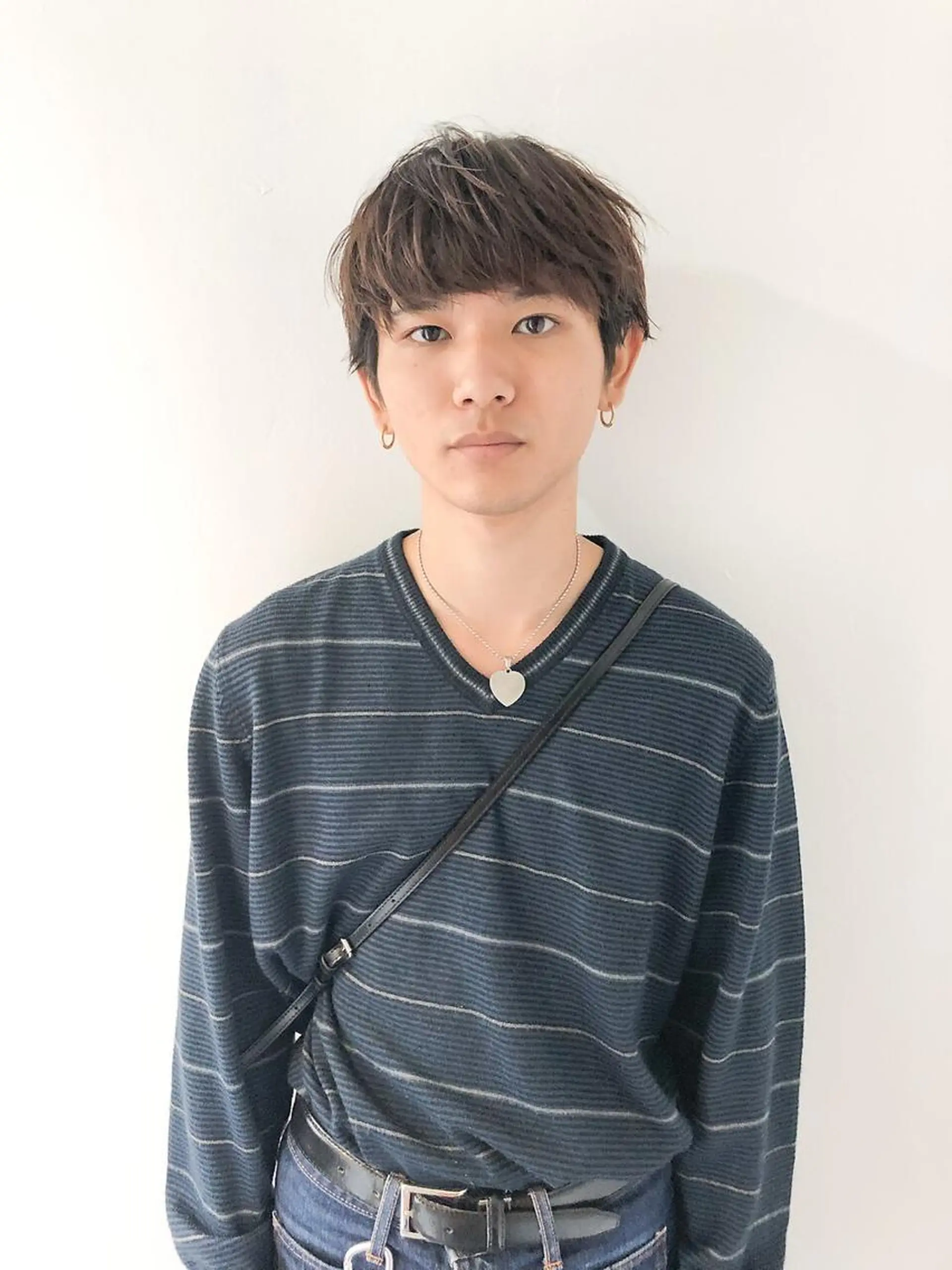 ショート カラー パーマ メンズ メンズバレイヤージュ メンズブリーチ センターパート フェードカット メンズハイライト スパイラルパーマ 🌐hina⭐️のヘアスタイル