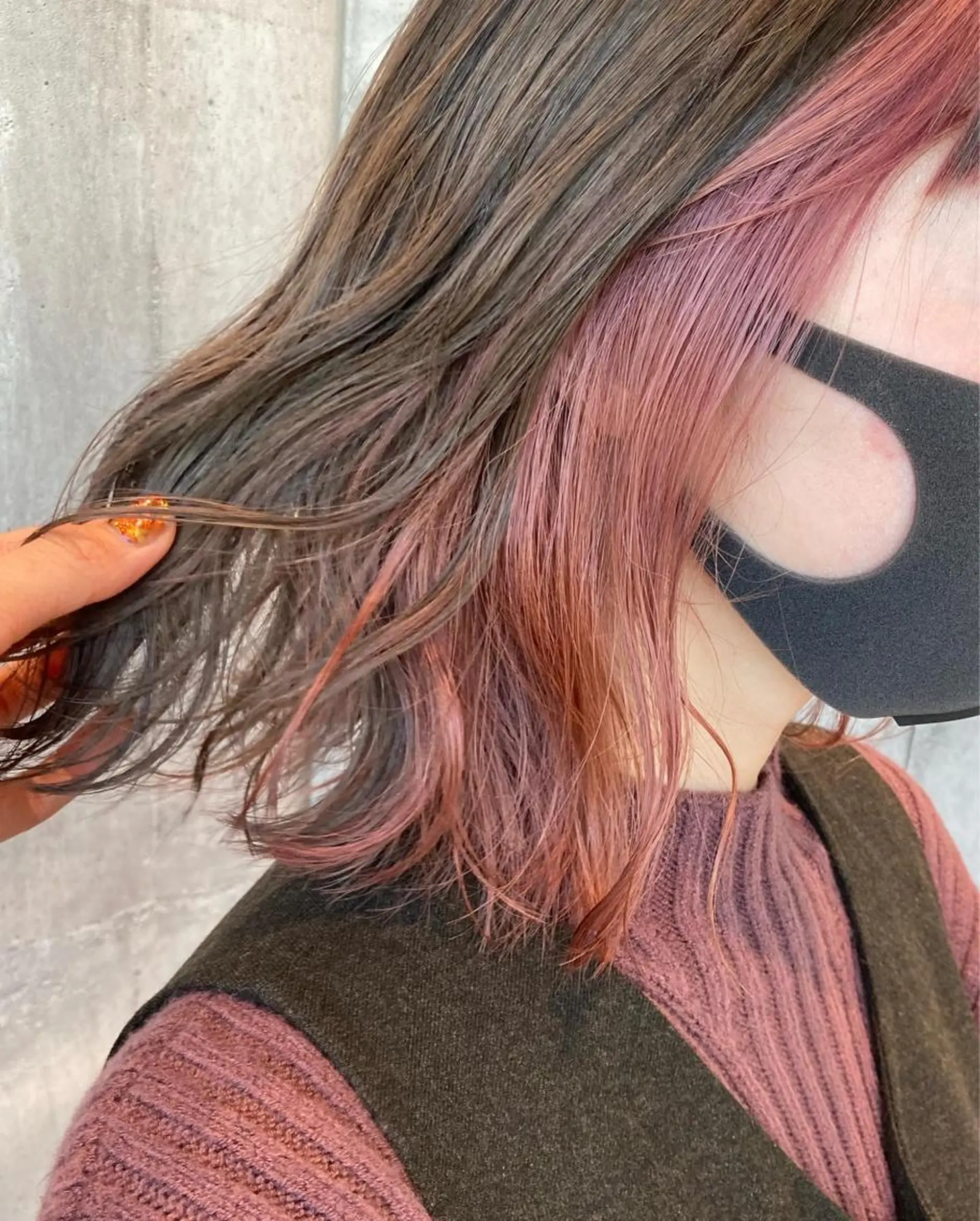 ミディアム カラー ブリーチ イヤリングカラー ピンクカラー 坂口 愛のヘアスタイル