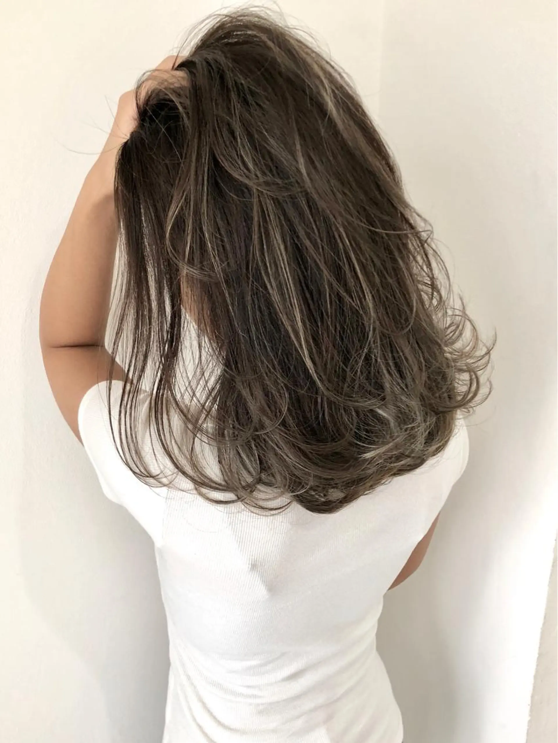 ミディアム カラー アディクシーカラー アッシュ バレイヤージュ ブルーカラー ブルージュ カット ヘアカラー トリートメント addict所属・井坂 弘人のヘアスタイル