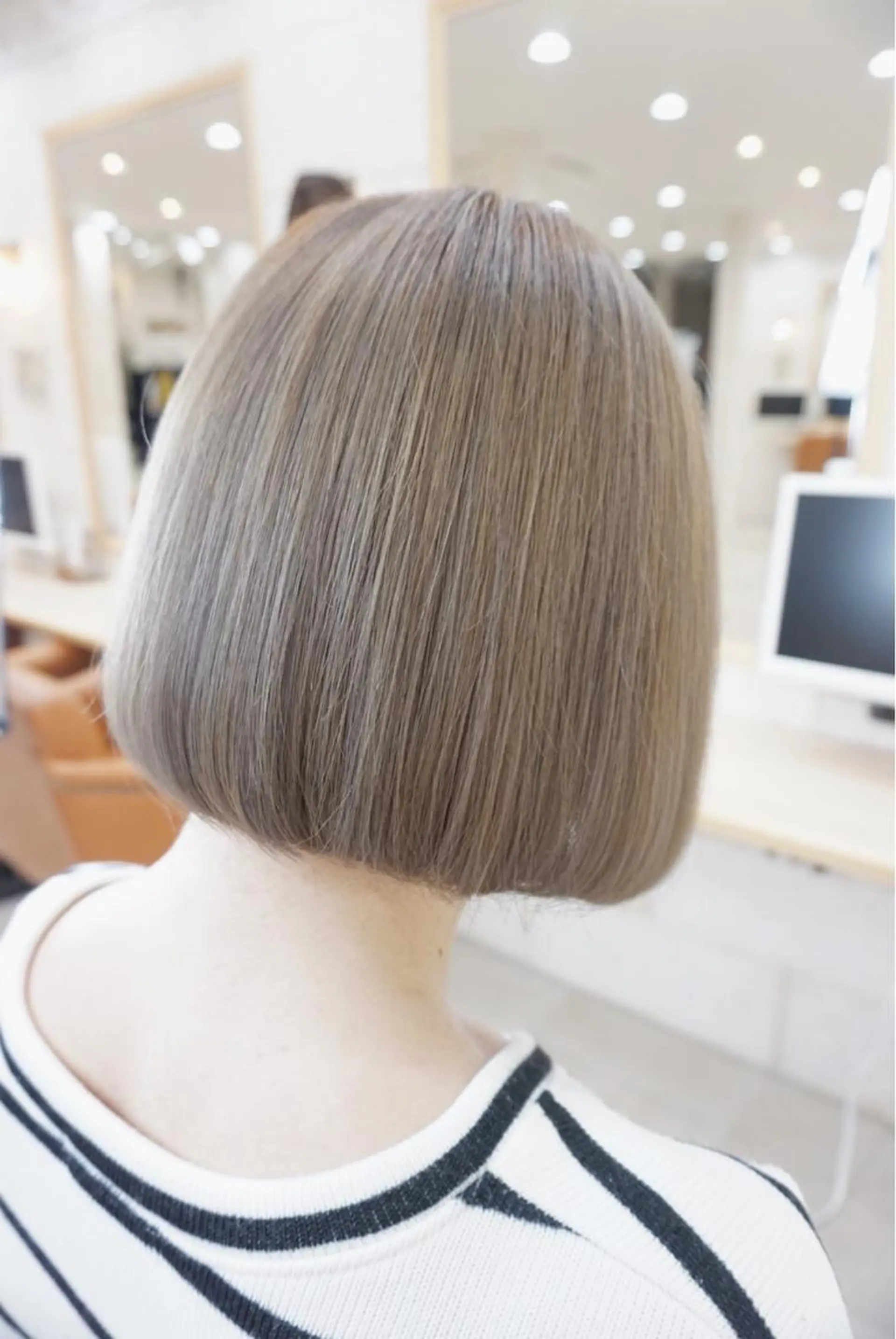 ショート カラー ベージュカラー ブリーチ ケアブリーチ イルミナカラー ホワイトベージュ 鍋田 和見のヘアスタイル