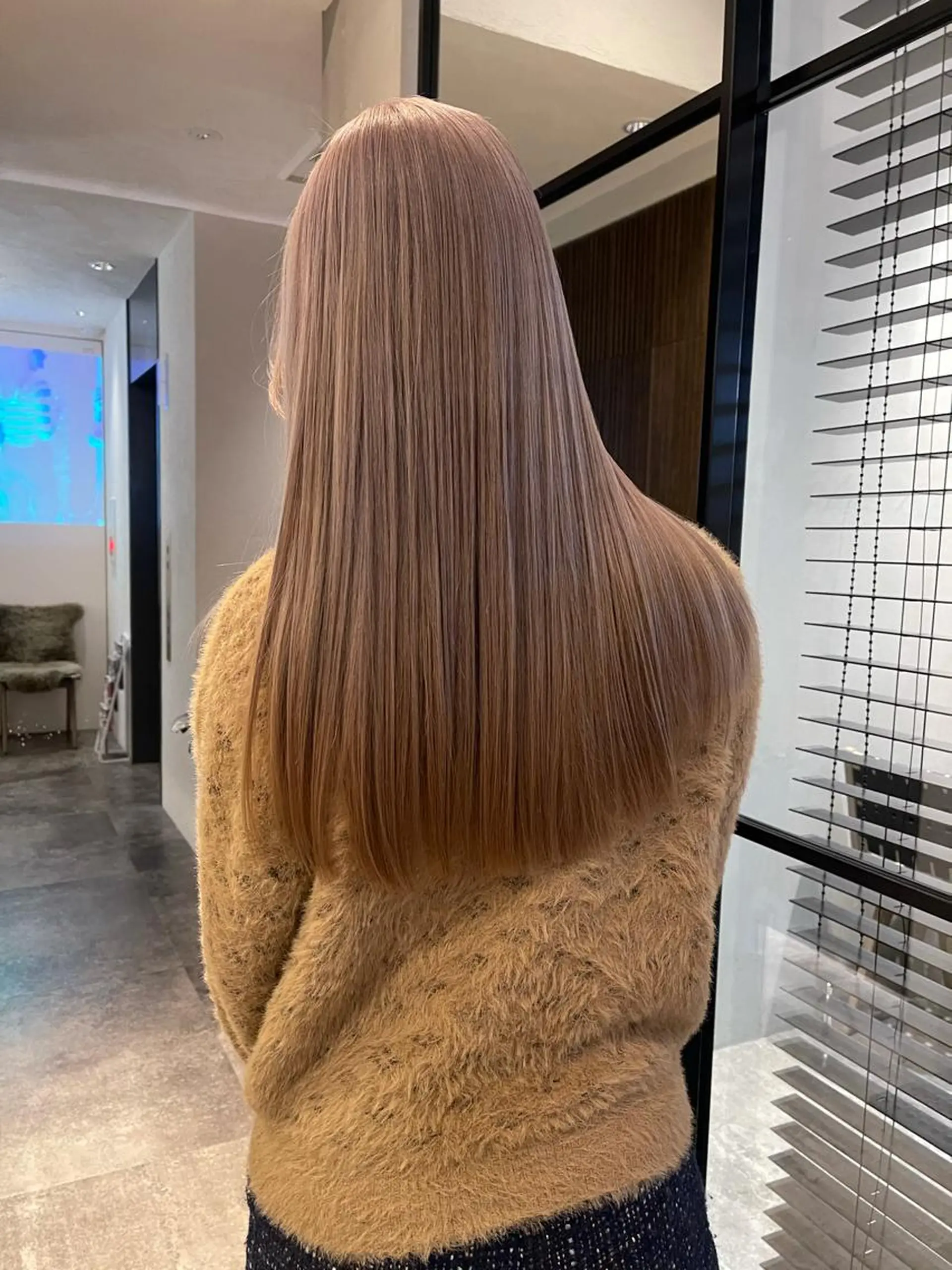 ロング カラー ヘアアレンジ ベージュカラー ヘアカラー トリートメント TOMO GEEKS代表のヘアスタイル