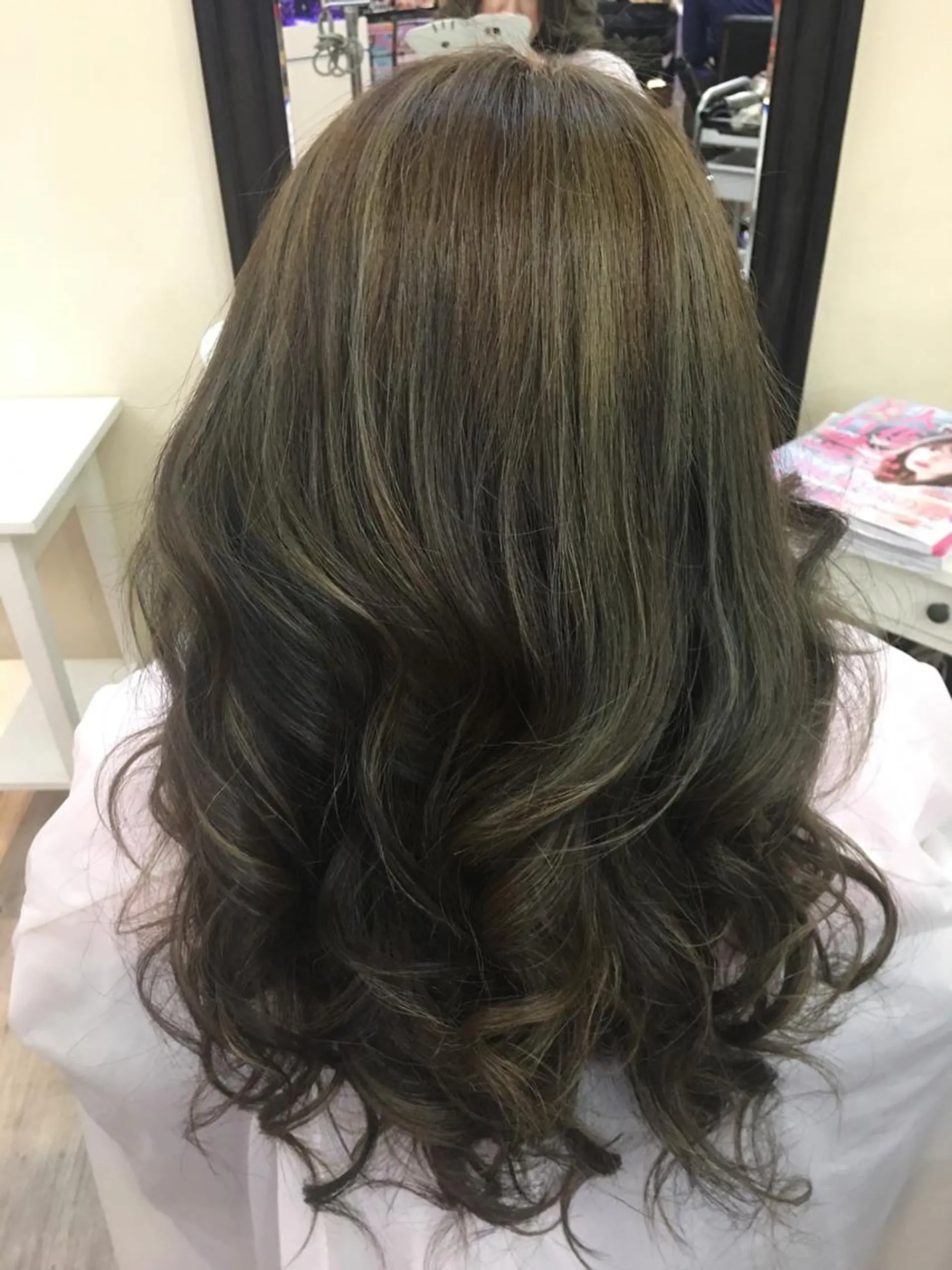 セミロング ハイライト 鶴見 和美のヘアスタイル