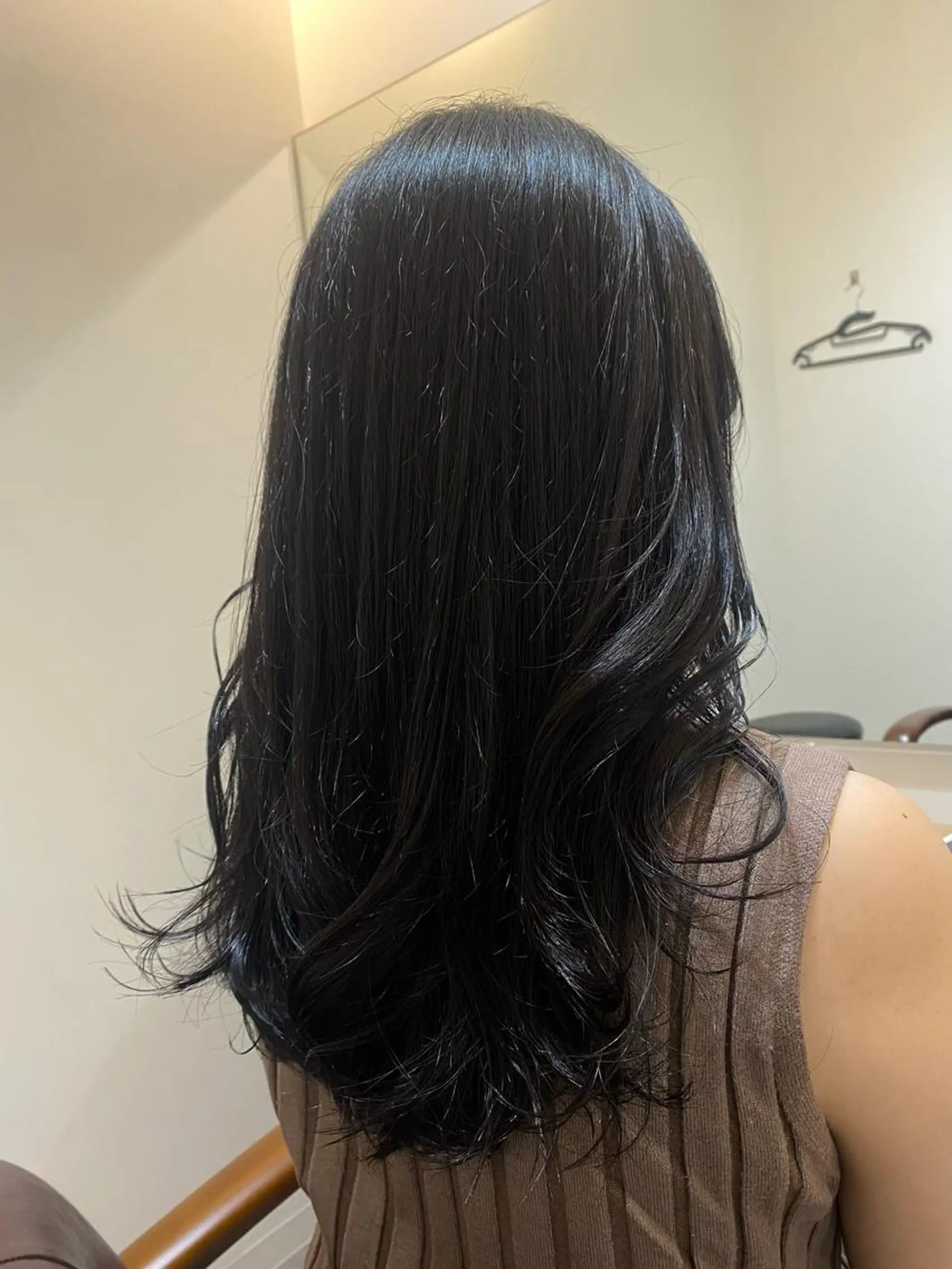 ロング カラー アッシュ 透明感カラー ダークアッシュ グレージュ 顔まわりレイヤー カット ヘアカラー トリートメント ♡オシャ髪♡AI ✂️newi町田のヘアスタイル