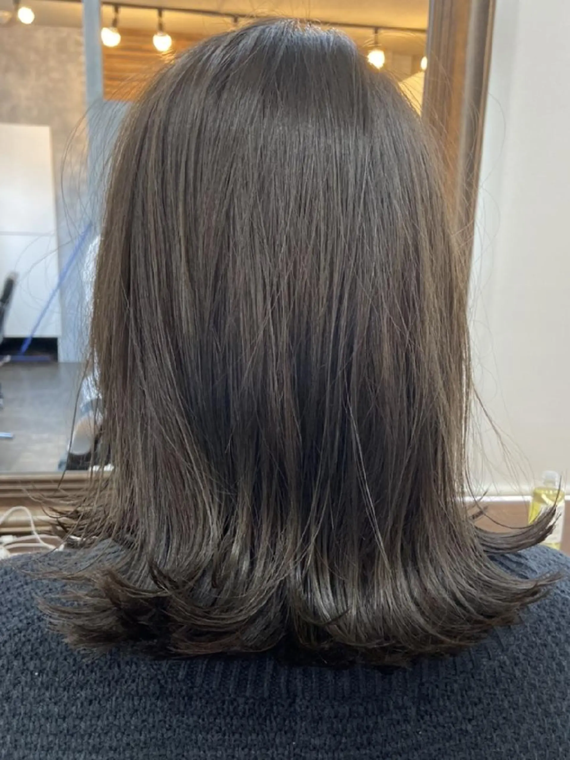 ミディアム カラー 外ハネヘア ヘアカラー トリートメント S. ERIのヘアスタイル