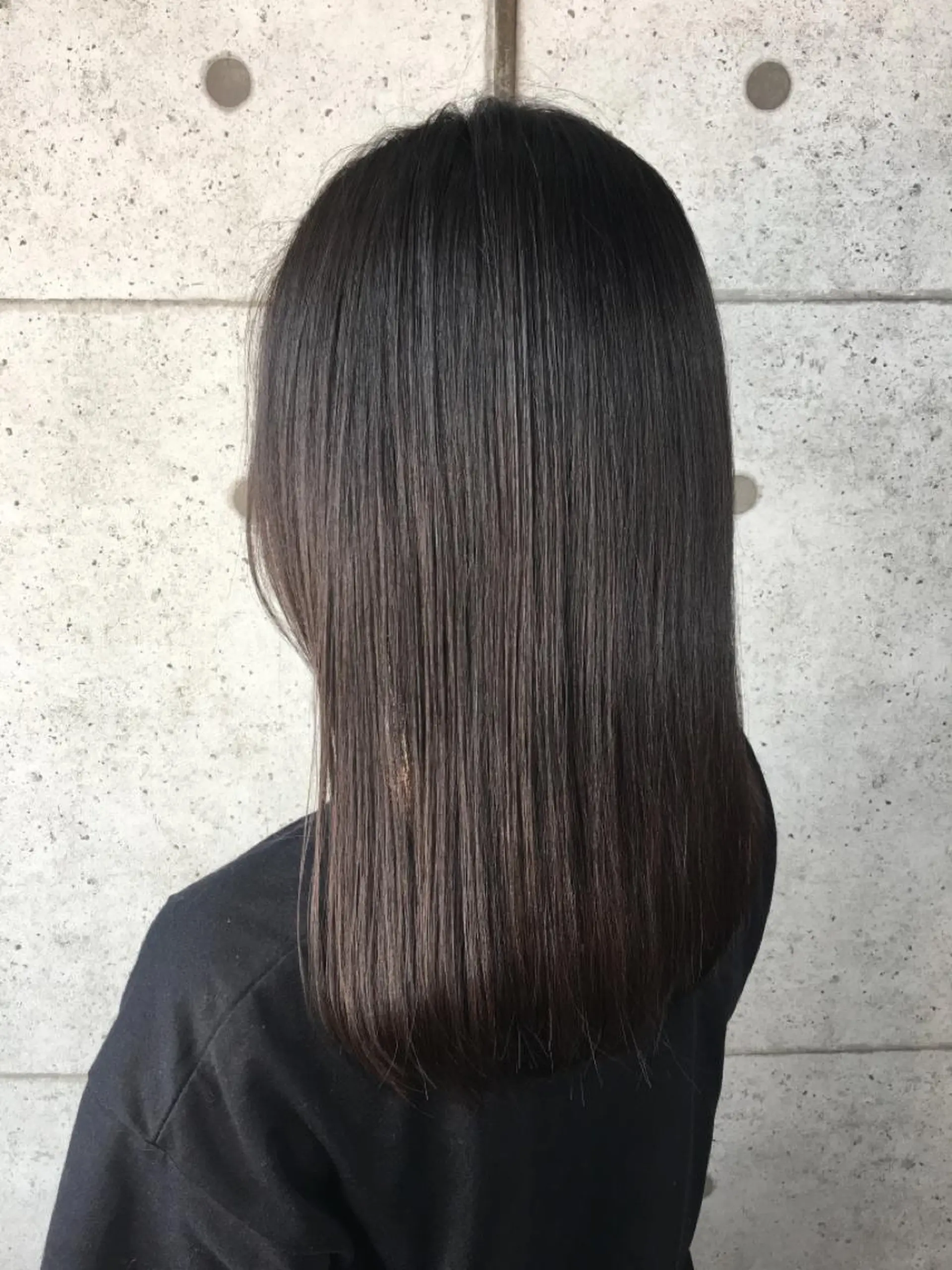 セミロング 足立 磨咲のヘアスタイル