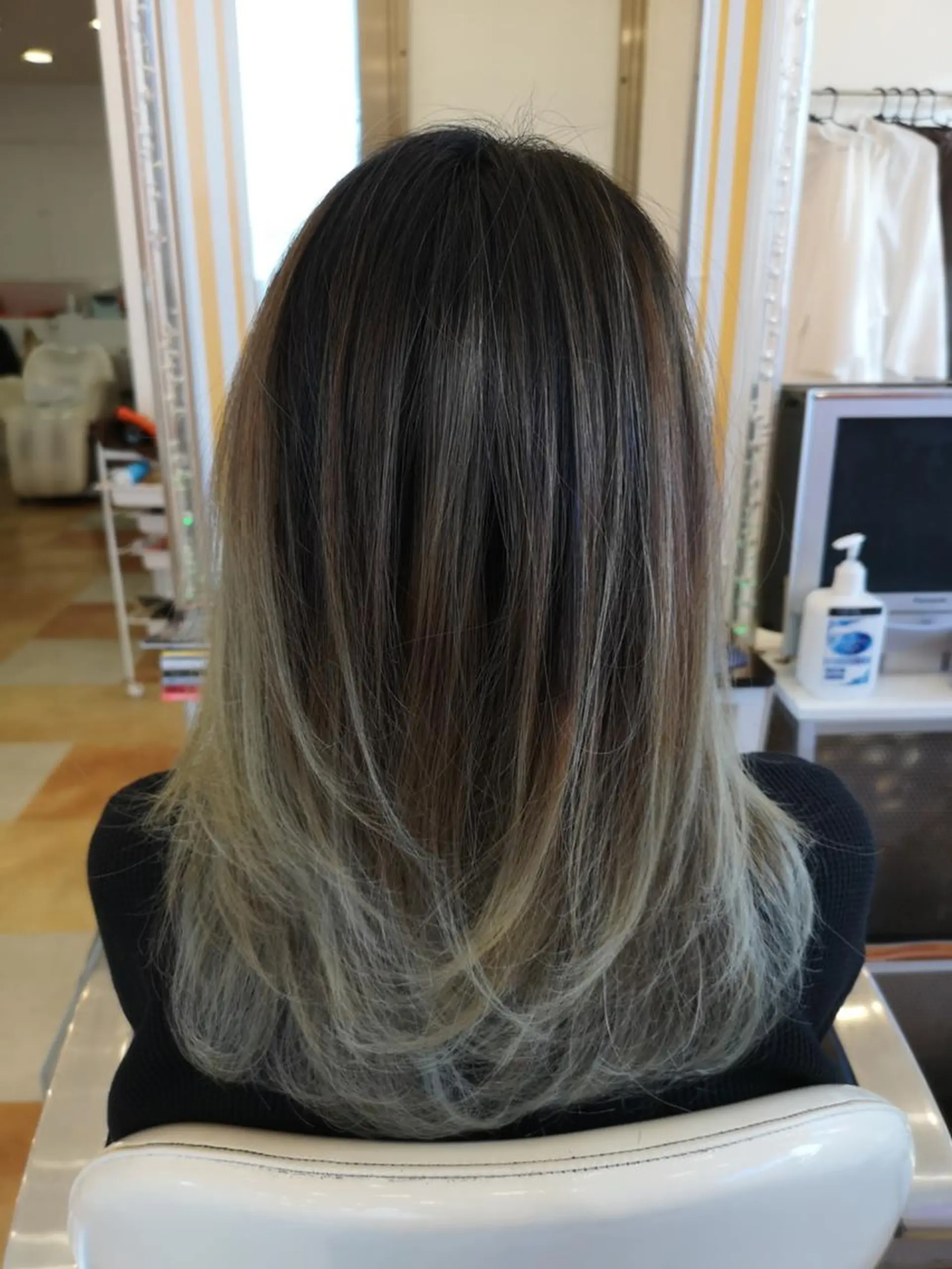 カラー バレイヤージュ デザインカラー イプス ビューティーのヘアスタイル