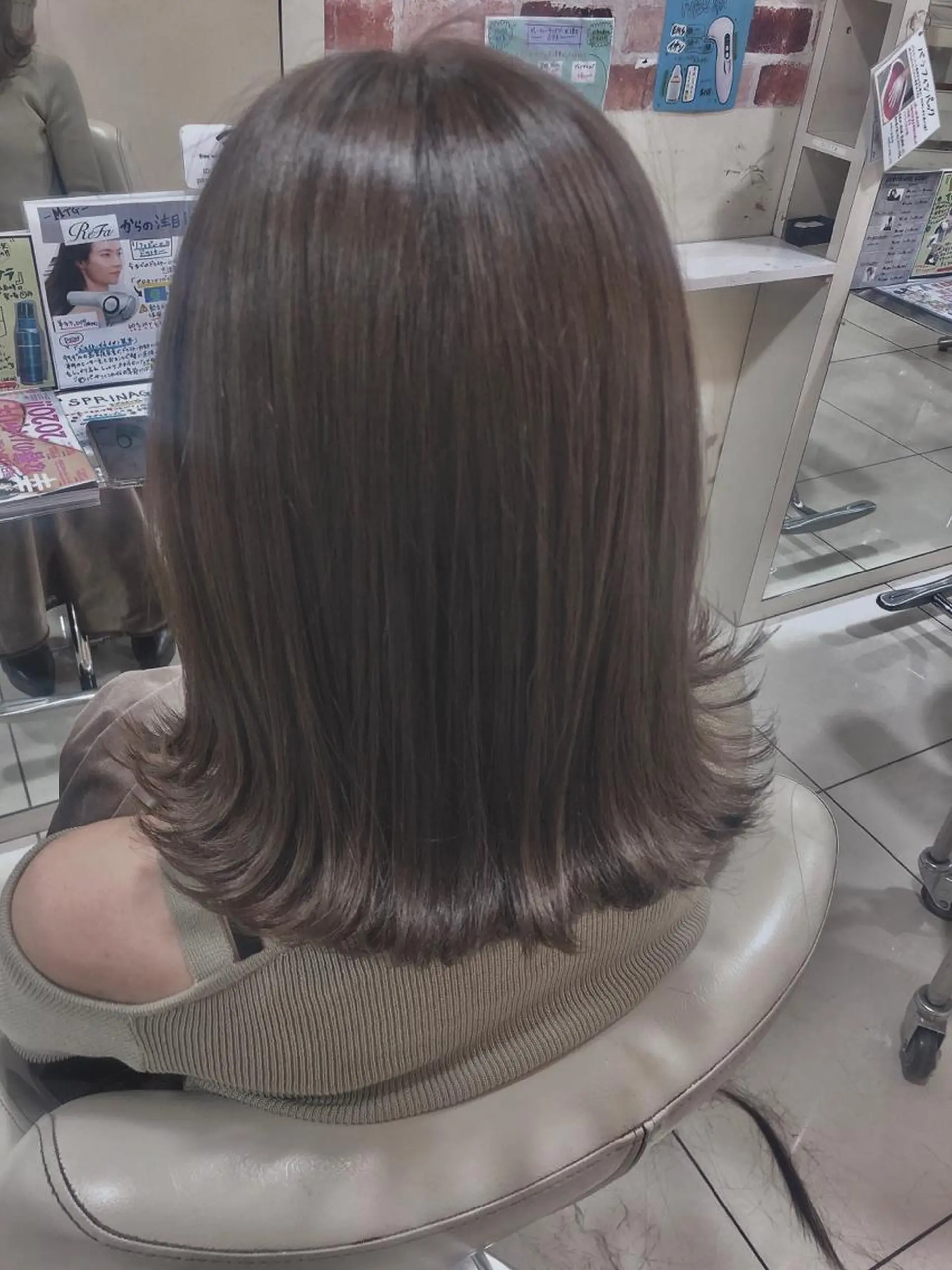 ミディアム カラー グレージュ 外ハネヘア 西 めぐみのヘアスタイル