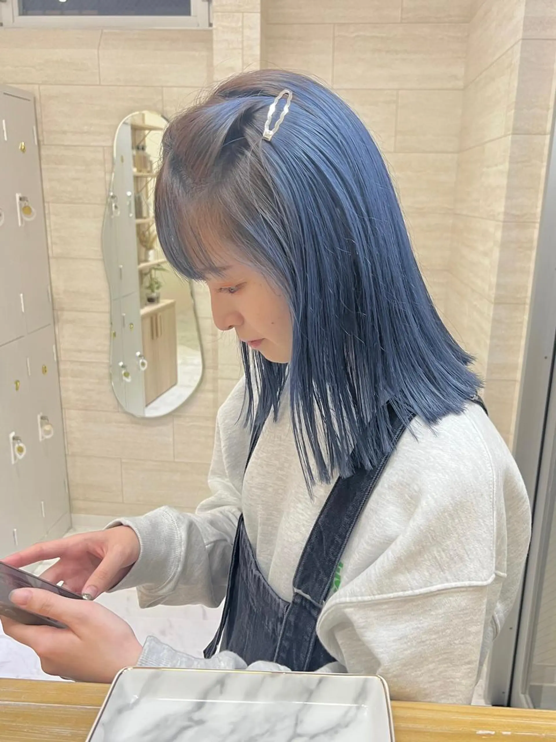 セミロング カラー ANNA /艶髪/ハイトーンのヘアスタイル