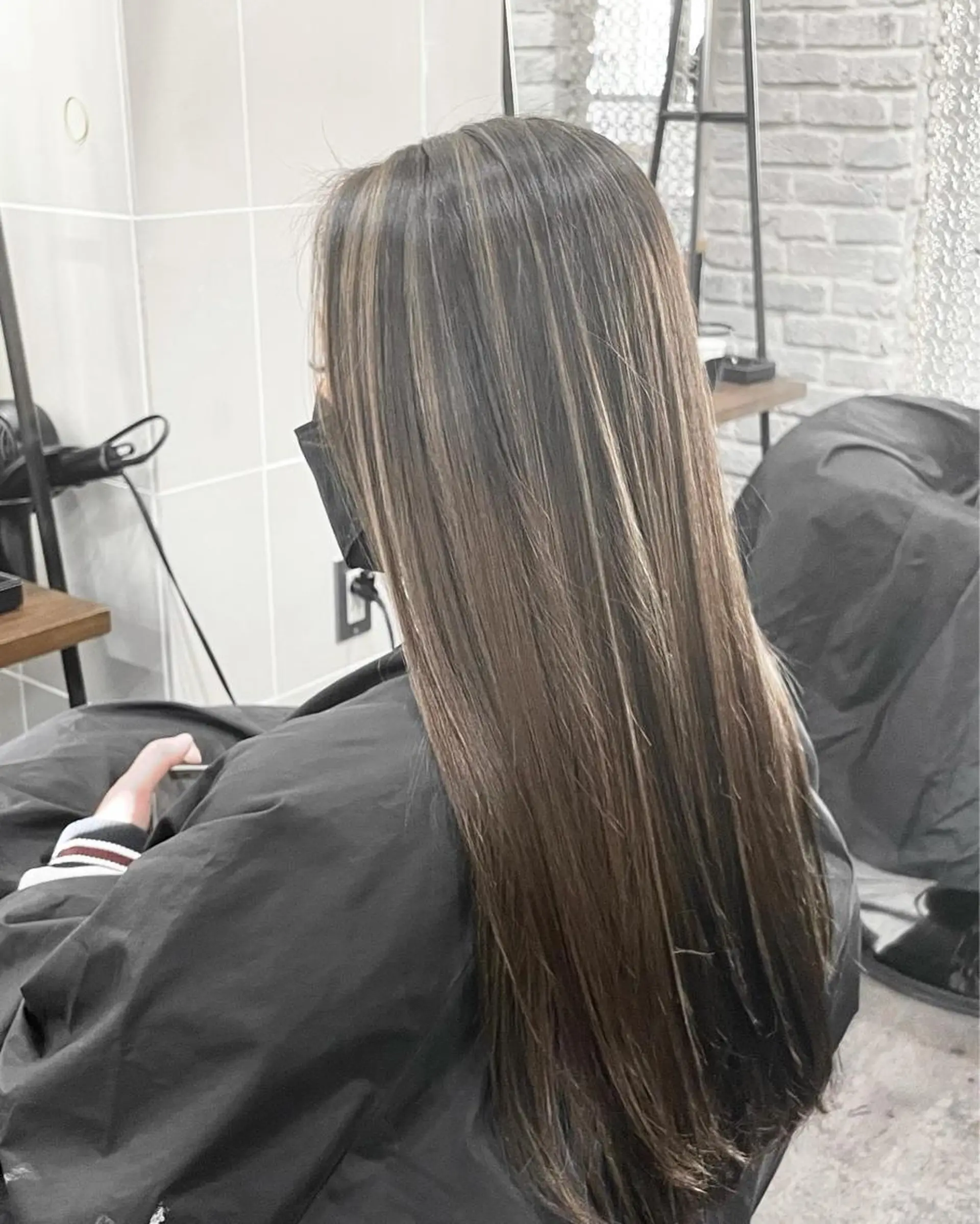ロング カラー ベージュカラー ハイライトカラー シルバー シルバーベージュ ハイライト レイヤー/艶カラー 🫧守利のヘアスタイル