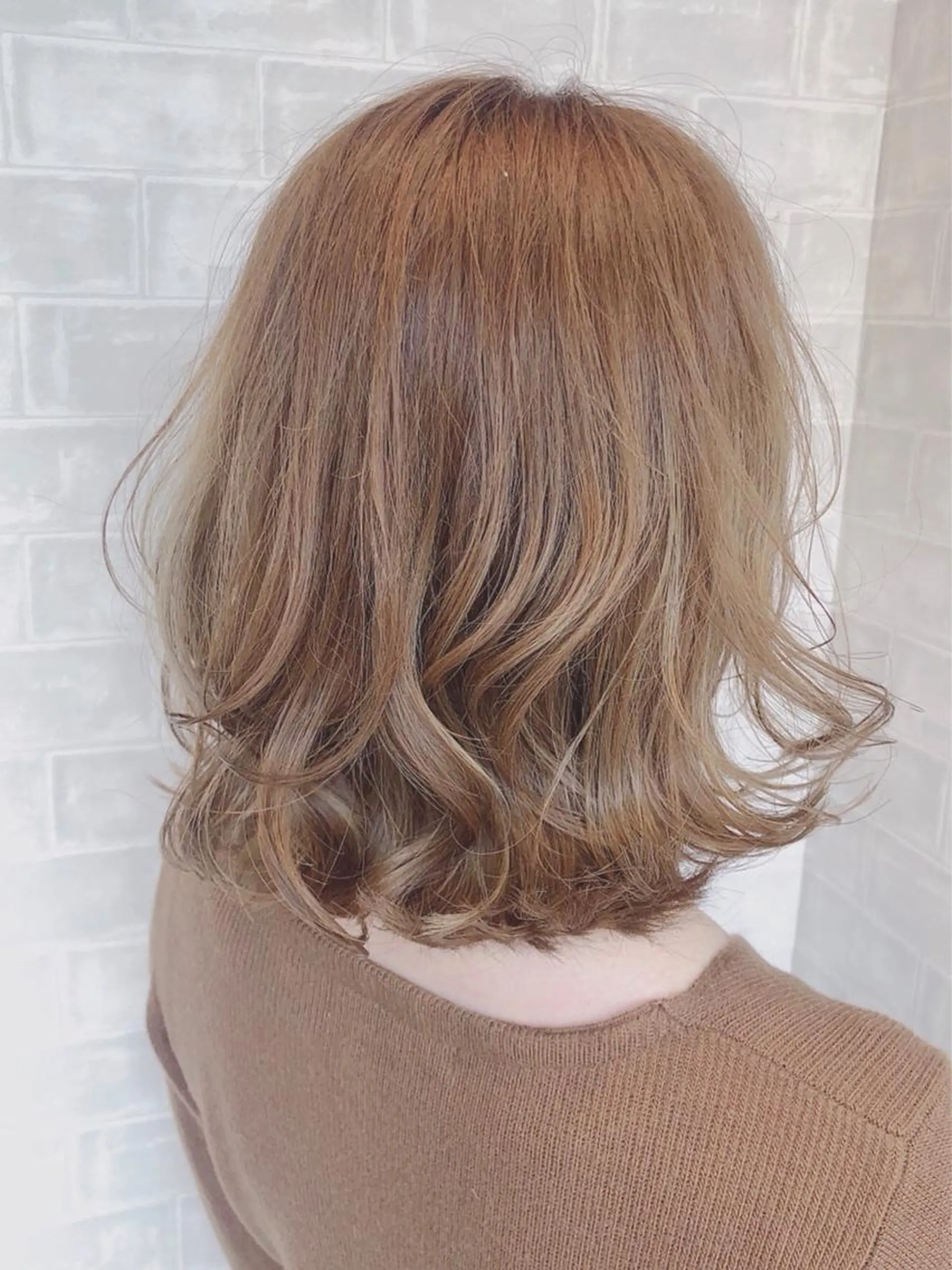 ミディアム カラー ヘアアレンジ ベージュカラー ハイライトカラー オリーブベージュ ハイライト レイヤーカット 久保田 茜のヘアスタイル