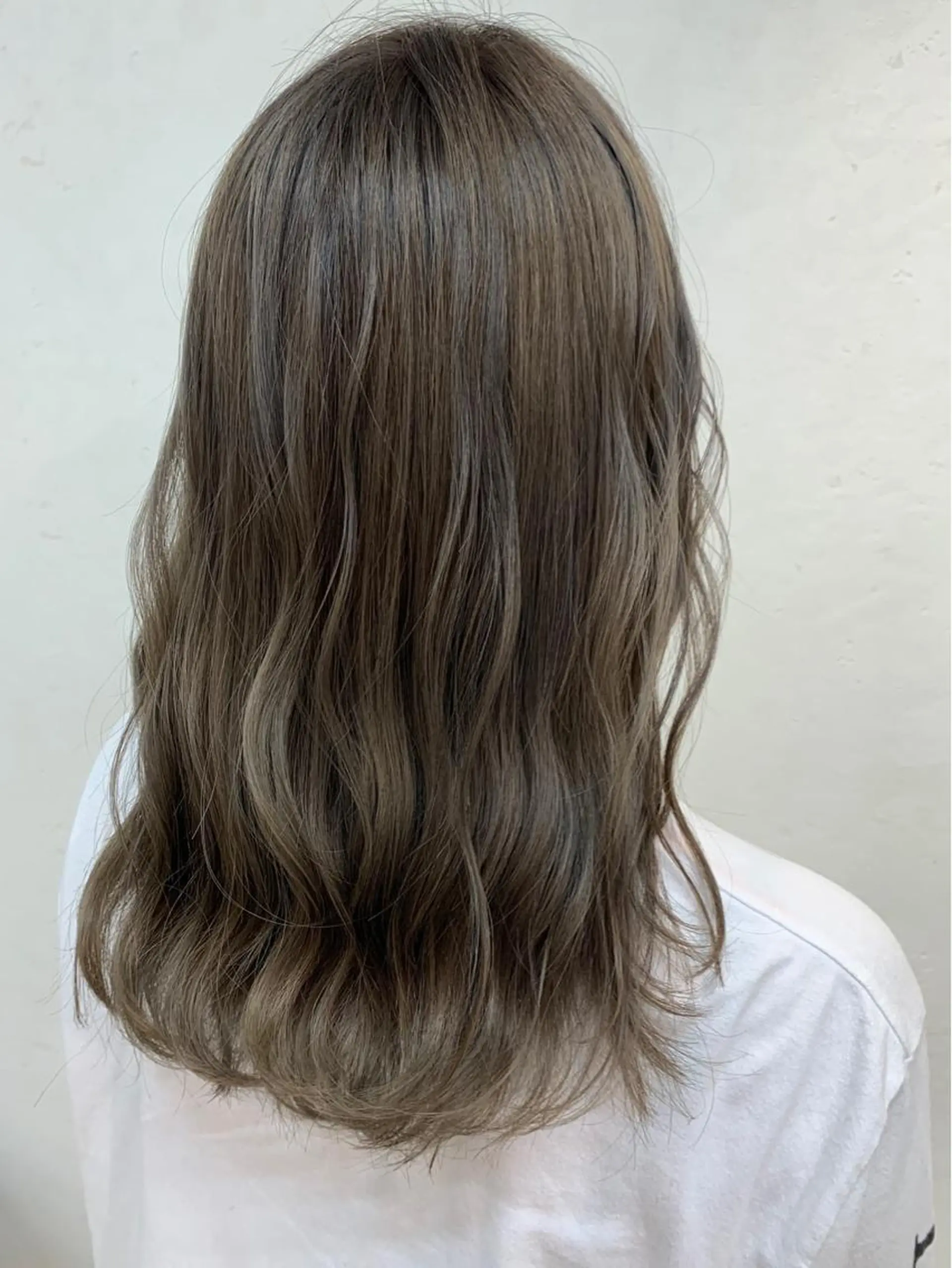 セミロング 透明感ハイライト◎ 伊藤夏海のヘアスタイル