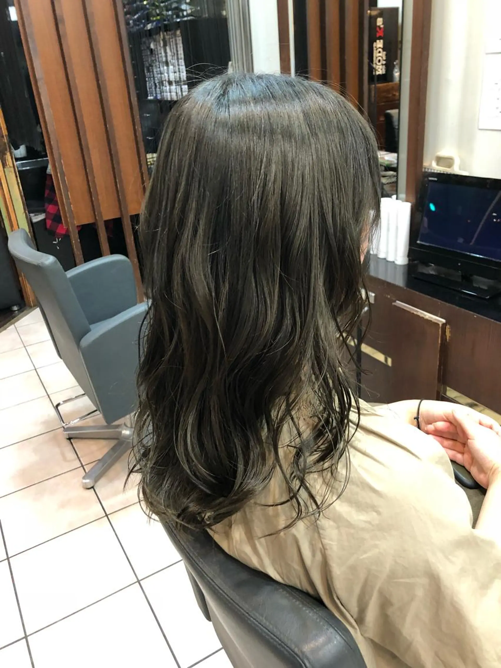 セミロング カラー グレージュ オリーブグレージュ オリーブグレー カット ヘアカラー SHAFT Ieiriのヘアスタイル