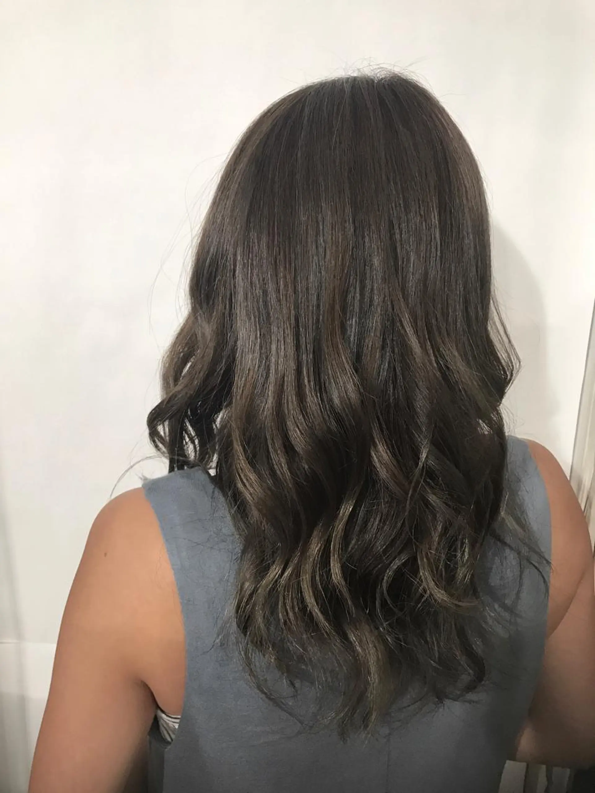 セミロング カラー アッシュ ブルーカラー ブルーアッシュ ハイライトカラー ハイライト SALOWIN所属・小栗 麻衣のヘアスタイル