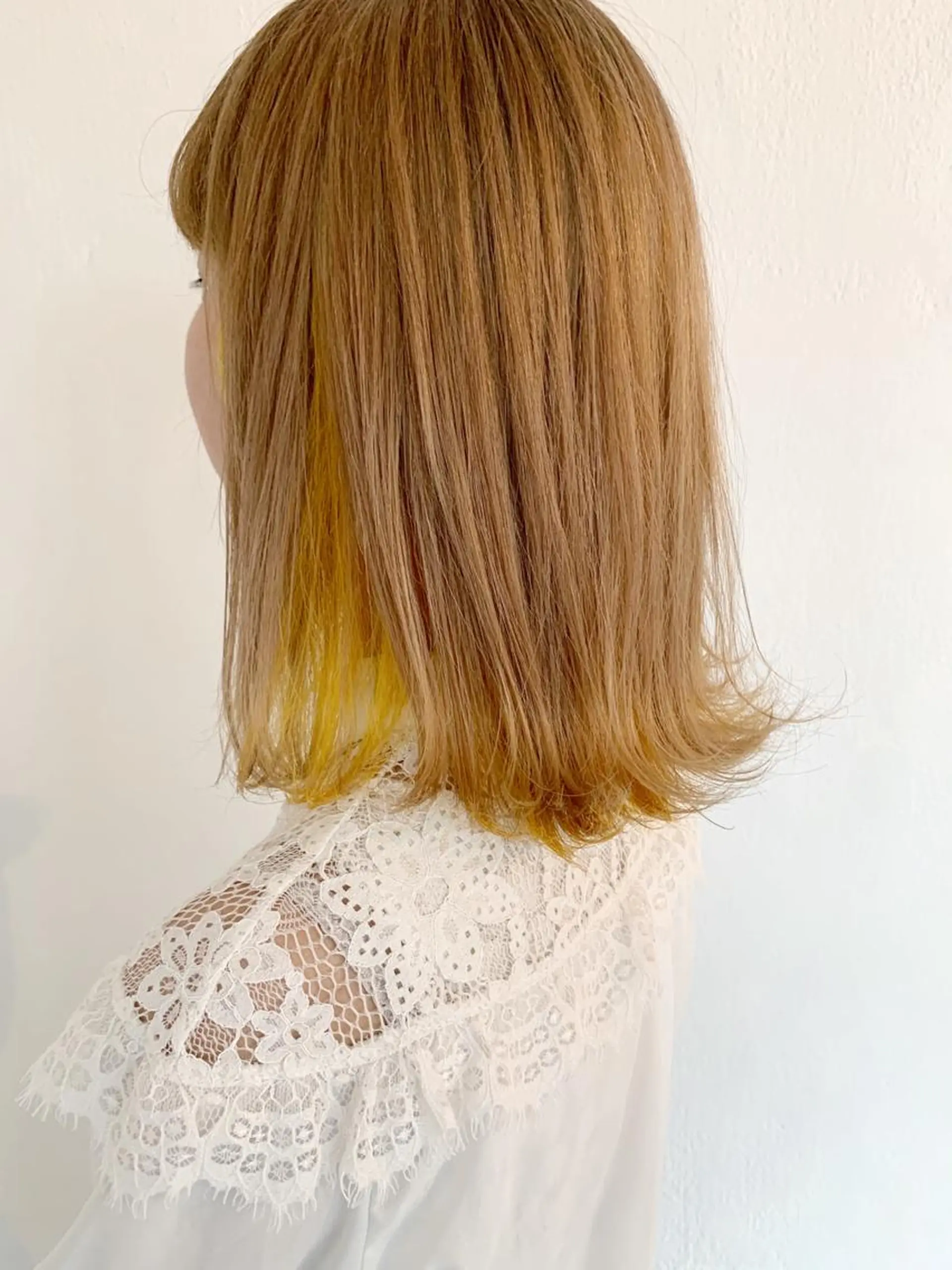 セミロング イエローカラー ヘアカラー トリートメント karen ☺︎のヘアスタイル