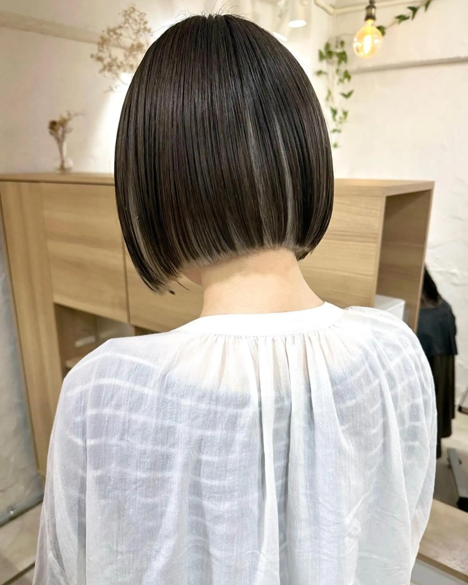 ショート カラー パーマ 切りっぱなしボブ 前下がりボブ ショートボブ 黒髪 イヤリングカラー 銀座No.1髪質改善 縮毛矯正/本木のヘアスタイル