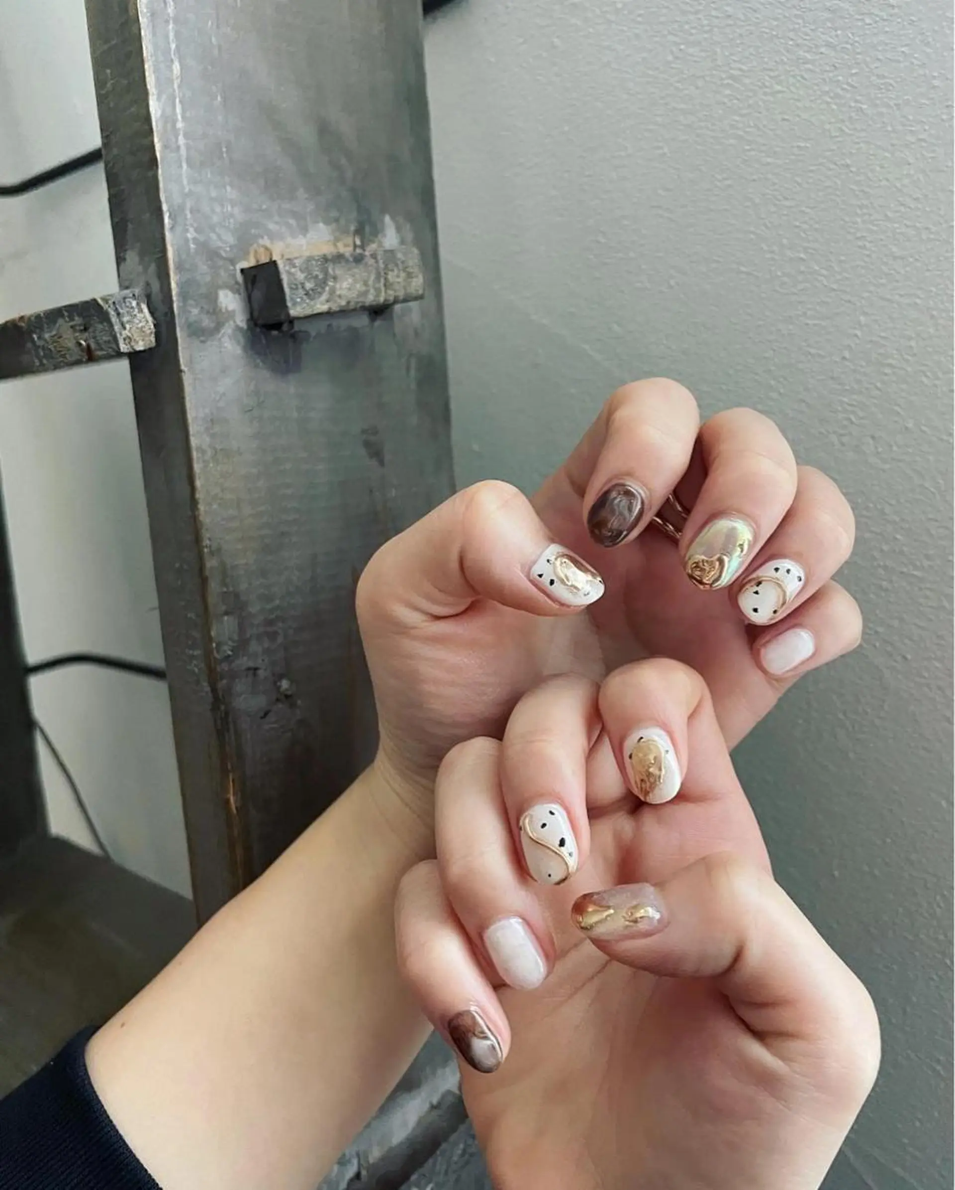 ネイル フットネイル ジェルネイル ゴールド 韓国ネイル ニュアンスネイル ハンドネイル 甲府市徳行 🧸prunelleのネイルデザイン
