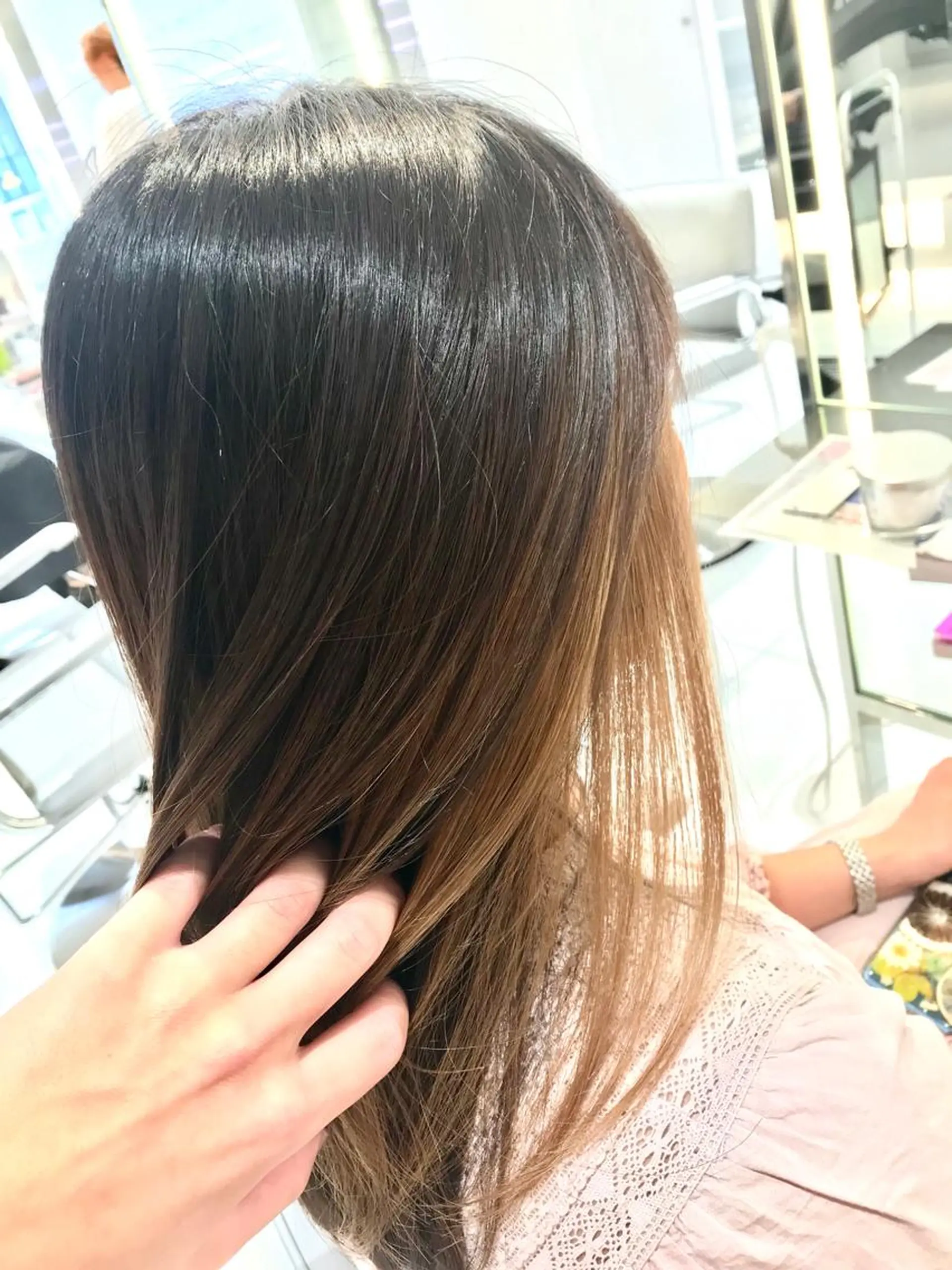 ミディアム カラー ベージュカラー イヤリングカラー One's~beauty&relax~所属・加藤 憂のヘアスタイル