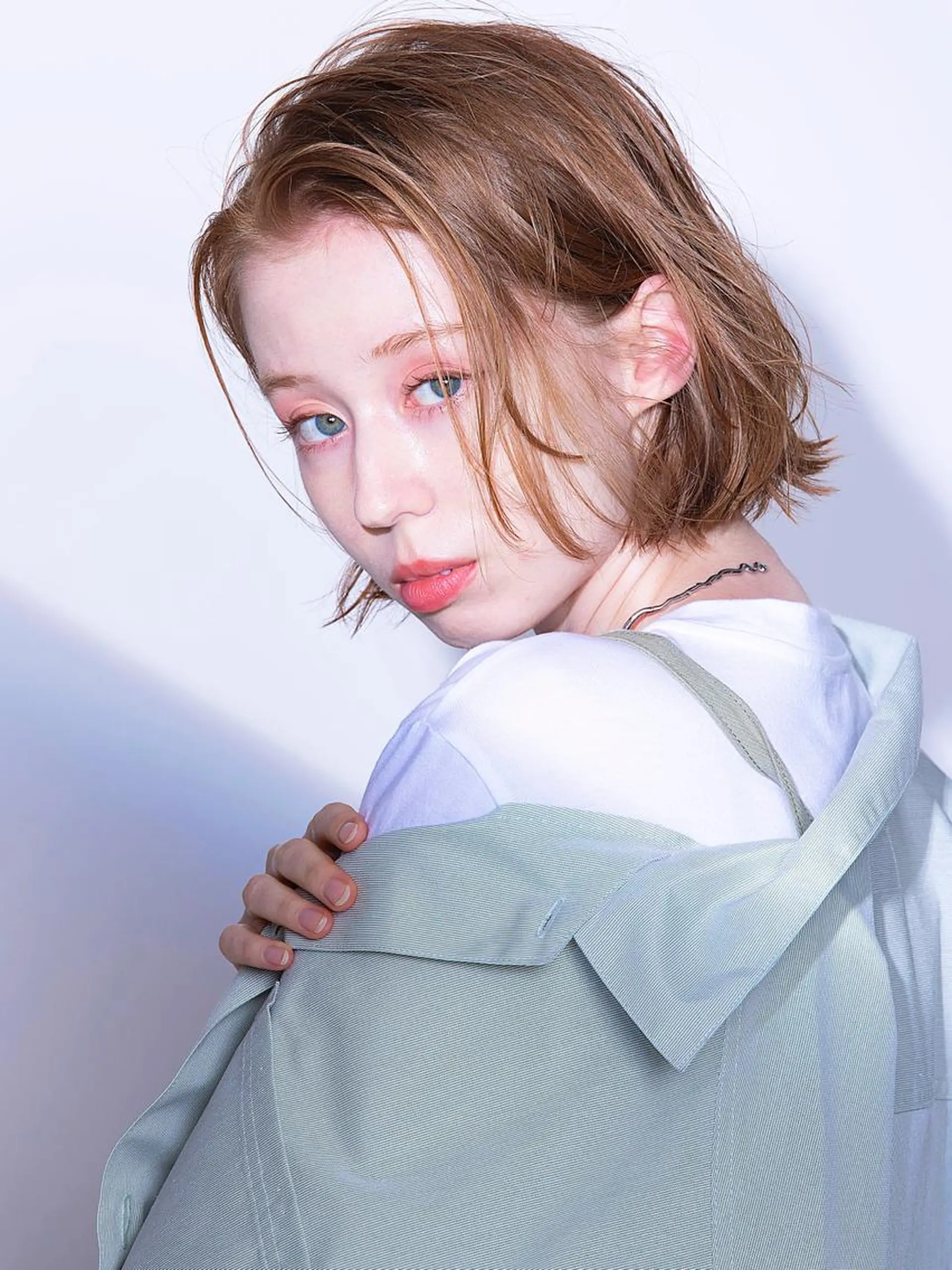 ショート カラー オカダミチヨシ 波巻きフレンチパーマのヘアスタイル