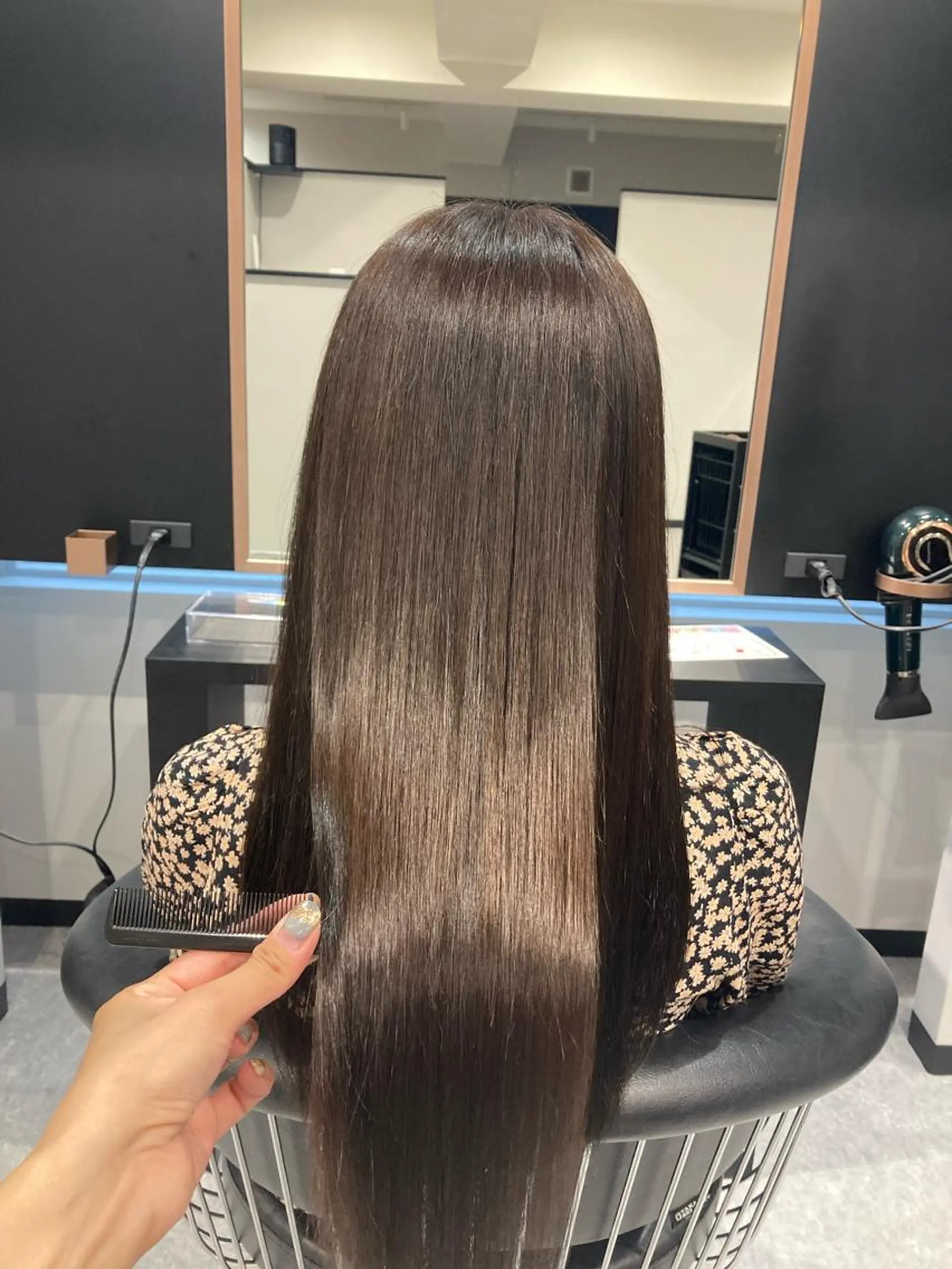 ロング アッシュ アッシュブラウン 髪質改善 トリートメント 大上 真奈未のヘアスタイル