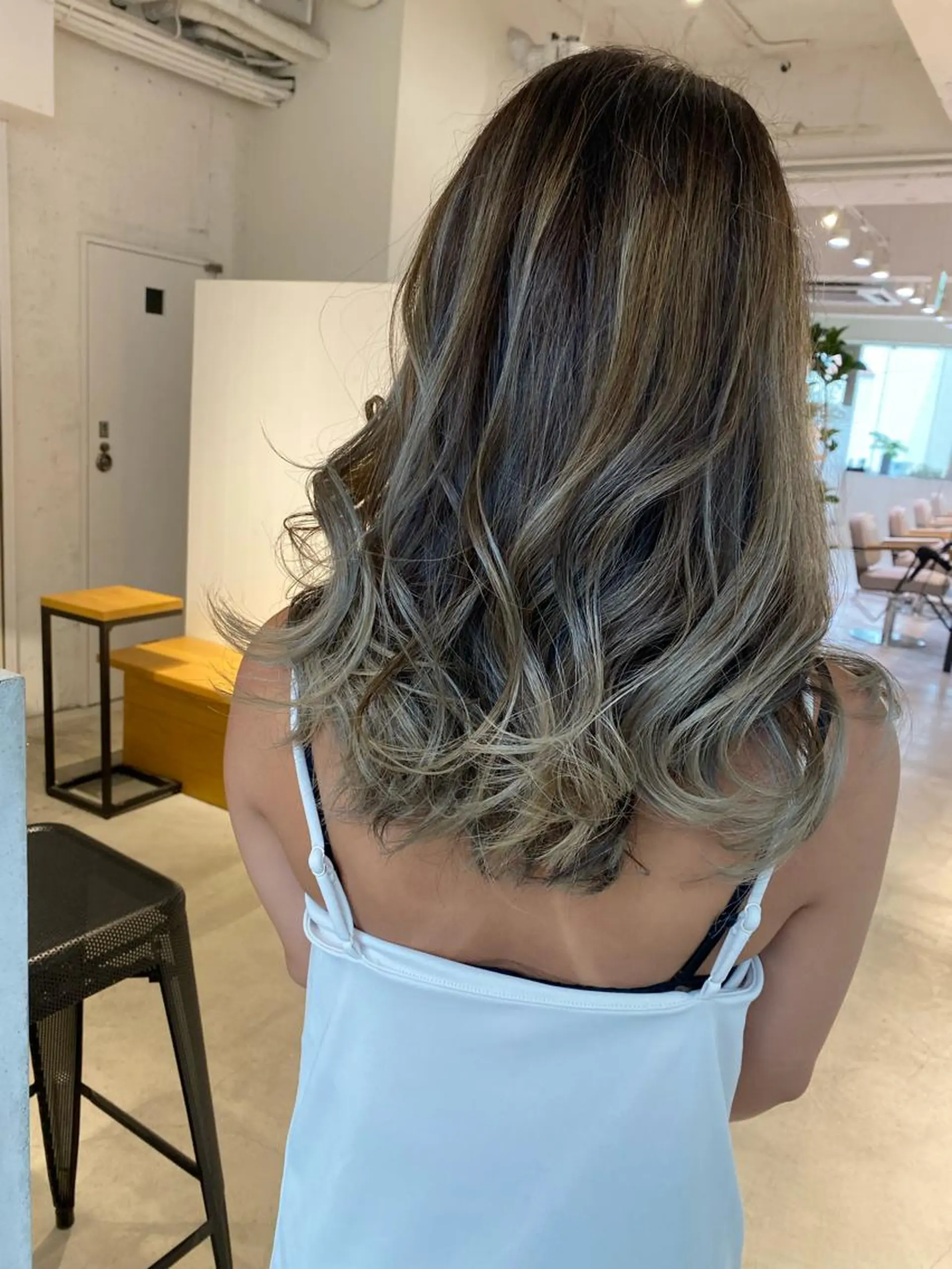 セミロング カラー ヘアアレンジ アッシュ アッシュグレー バレイヤージュ 透明感カラー レイヤーカット 【メンズ】 ルービック豊中のヘアスタイル