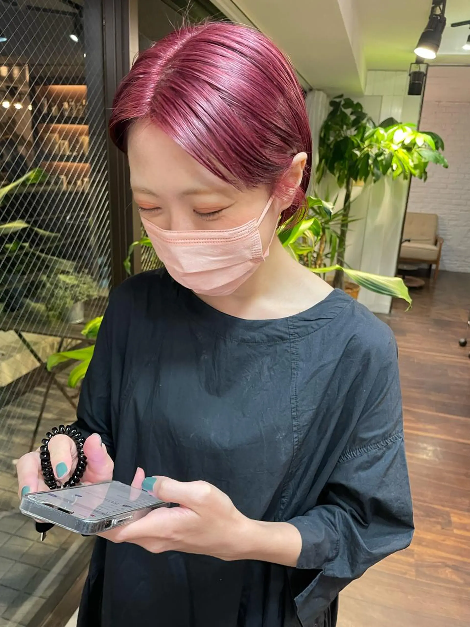 ショート カラー ブリーチ オカモト ミユウのヘアスタイル