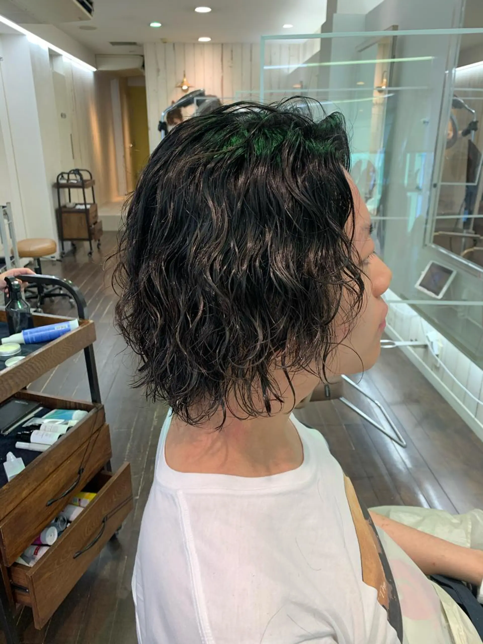 ミディアム パーマ メンズ ミディアムパーマ メンズパーマ 波巻きパーマ Chill所属・三矢 ちなつのヘアスタイル