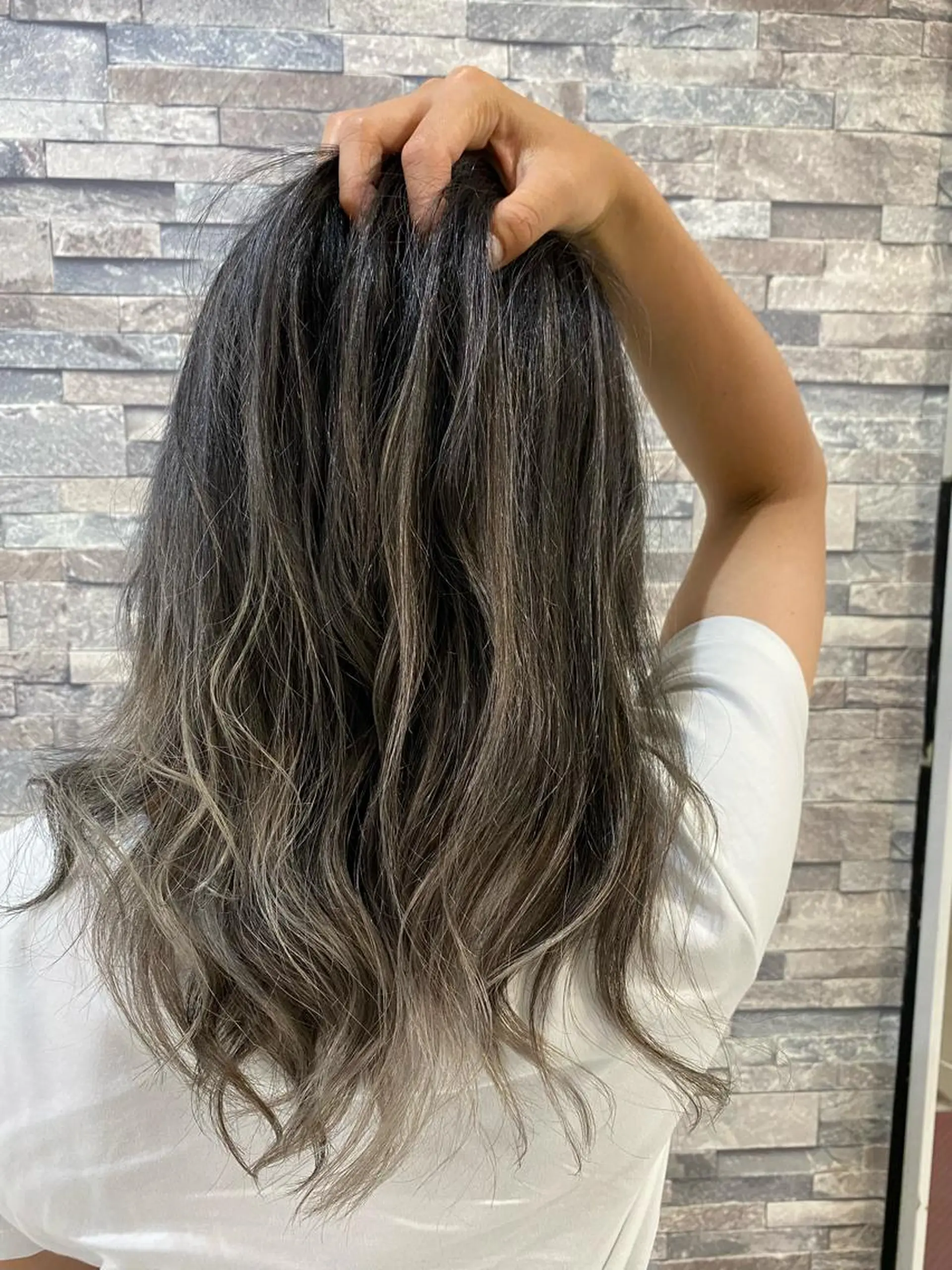 セミロング 土屋朱理/ ハイトーンカラーのヘアスタイル