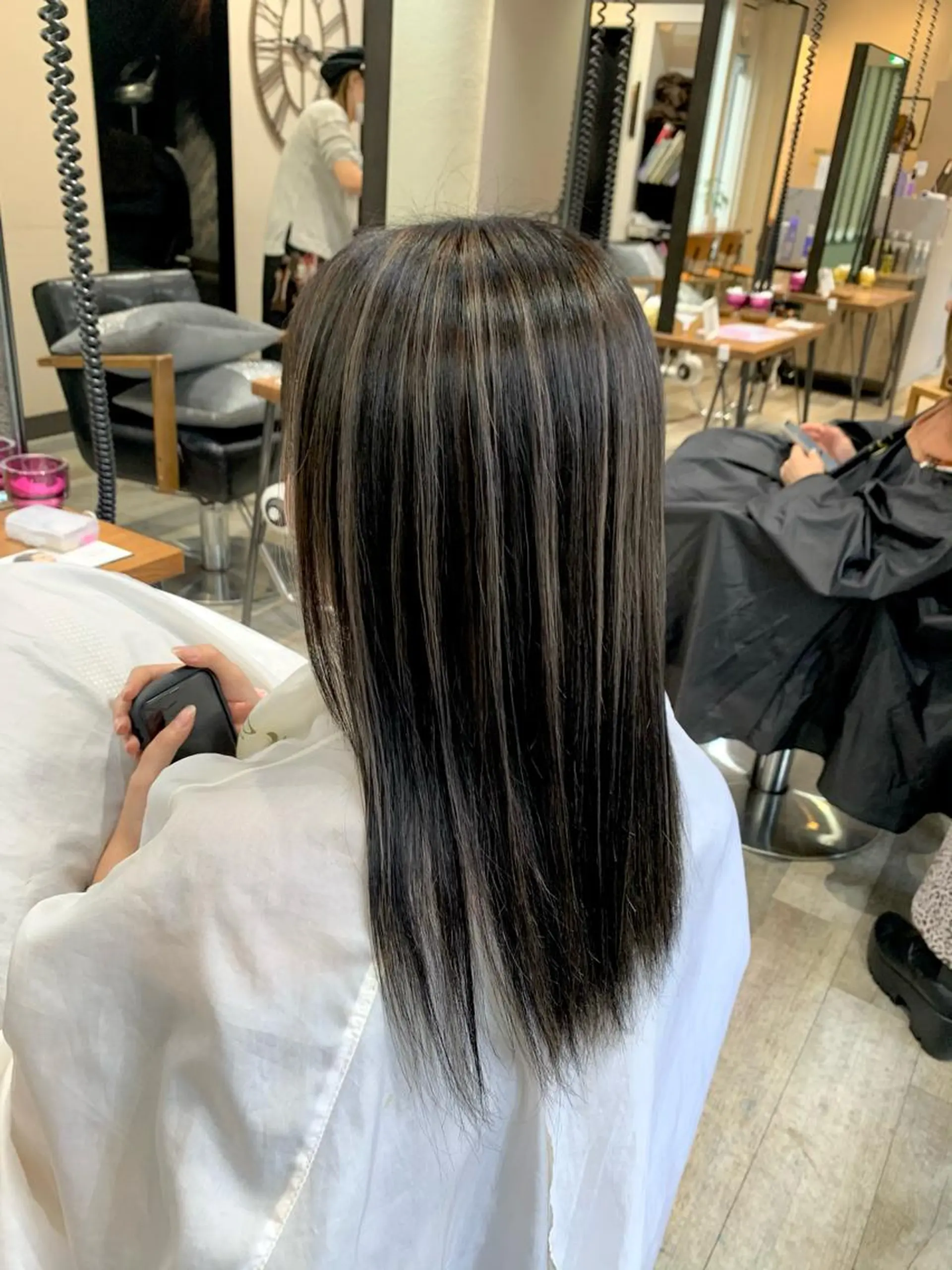 セミロング カラー ハイライトカラー 3Dハイライト ハイライト ブリーチ特化／ハイト ーン／ホワイトカラーのヘアスタイル