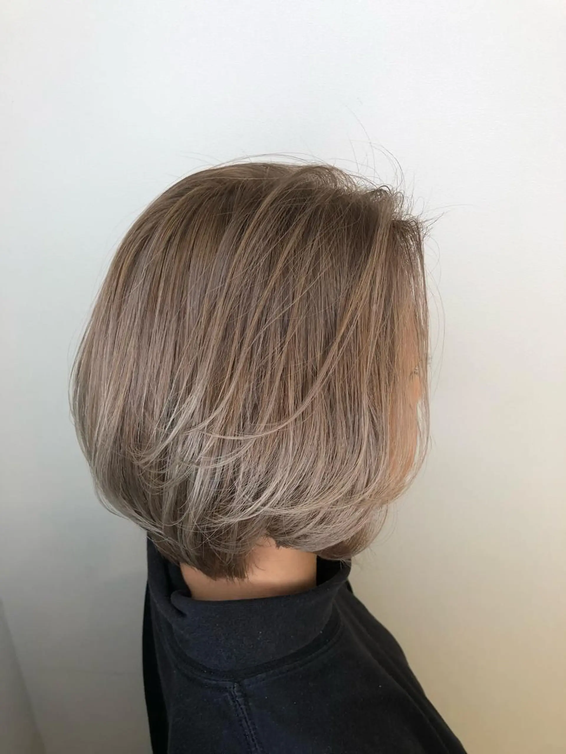 ミディアム カラー ウルフカット／吉村 桃子のヘアスタイル