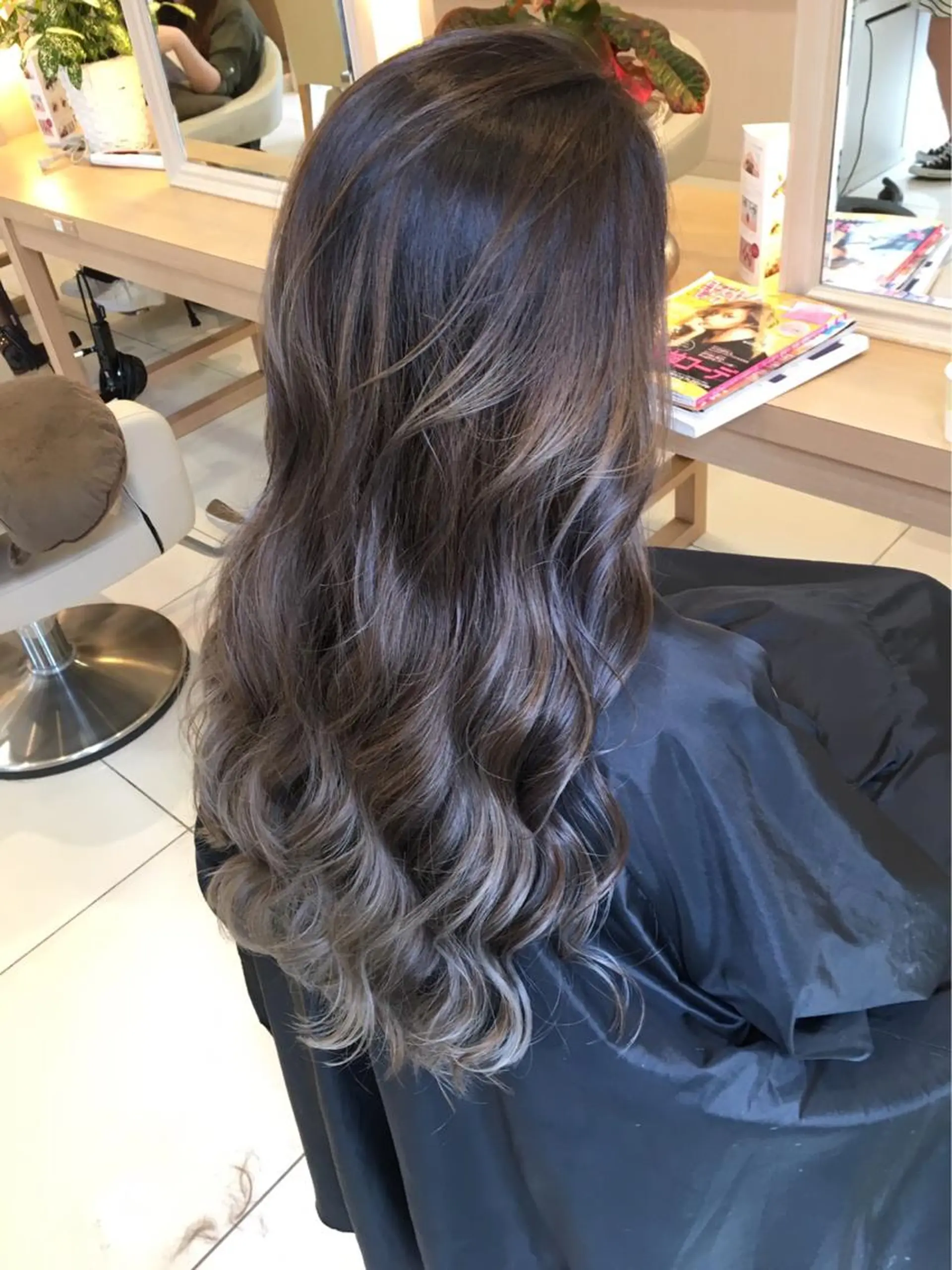 ロング カラー グラデーションカラー ハイライトカラー オレンジ 外国人風カラー ハイライト 【Lua】　Moana by HEADLIGHT所属・小田原NO1 美容師 飯田飛翔のヘアスタイル