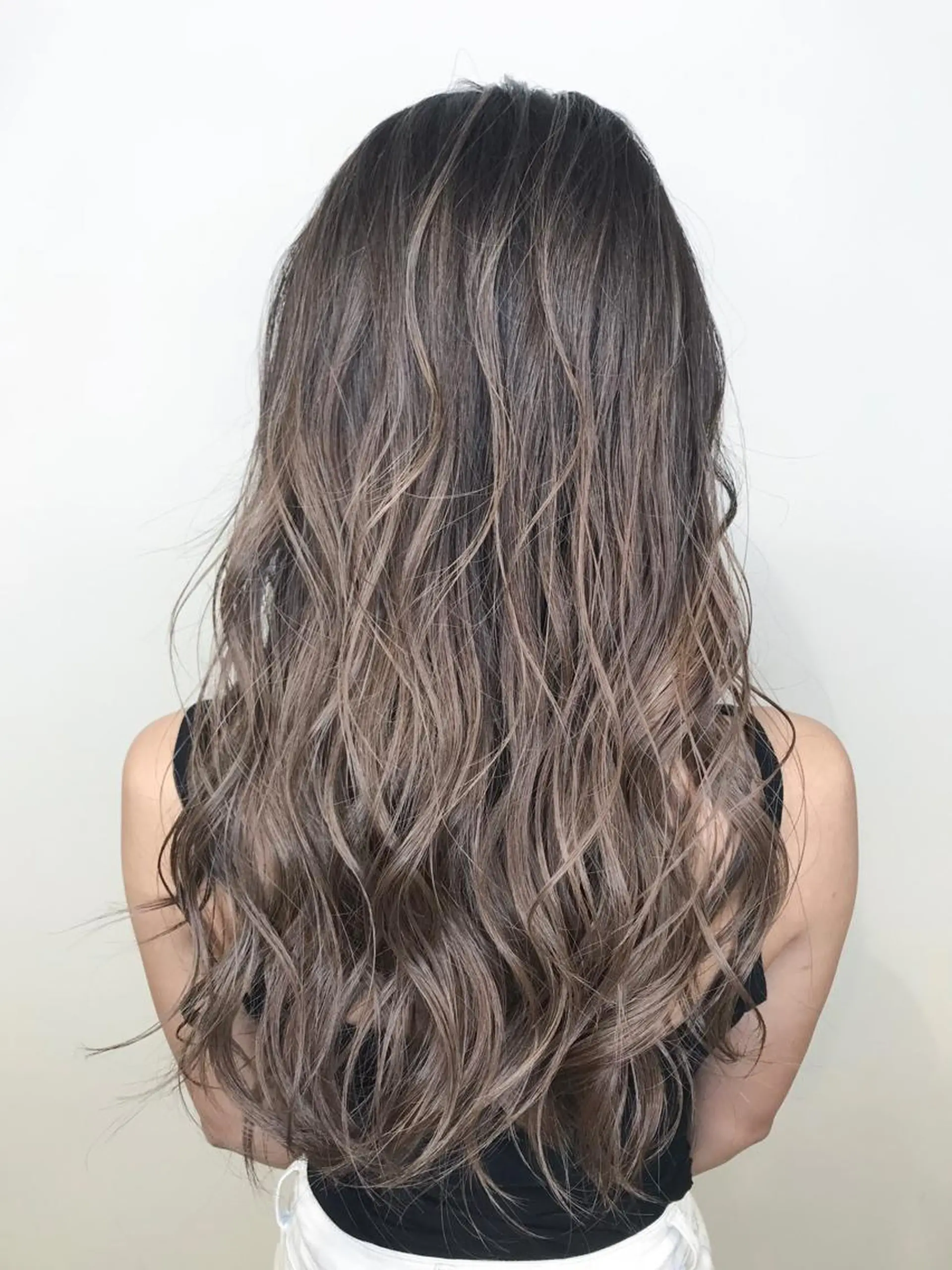 セミロング カラー バレイヤージュ ブリーチ ケアブリーチ グラデーションカラー ハイライトカラー AMI Hair  supply所属・髪質改善カラー 韓国風レイヤーのヘアスタイル