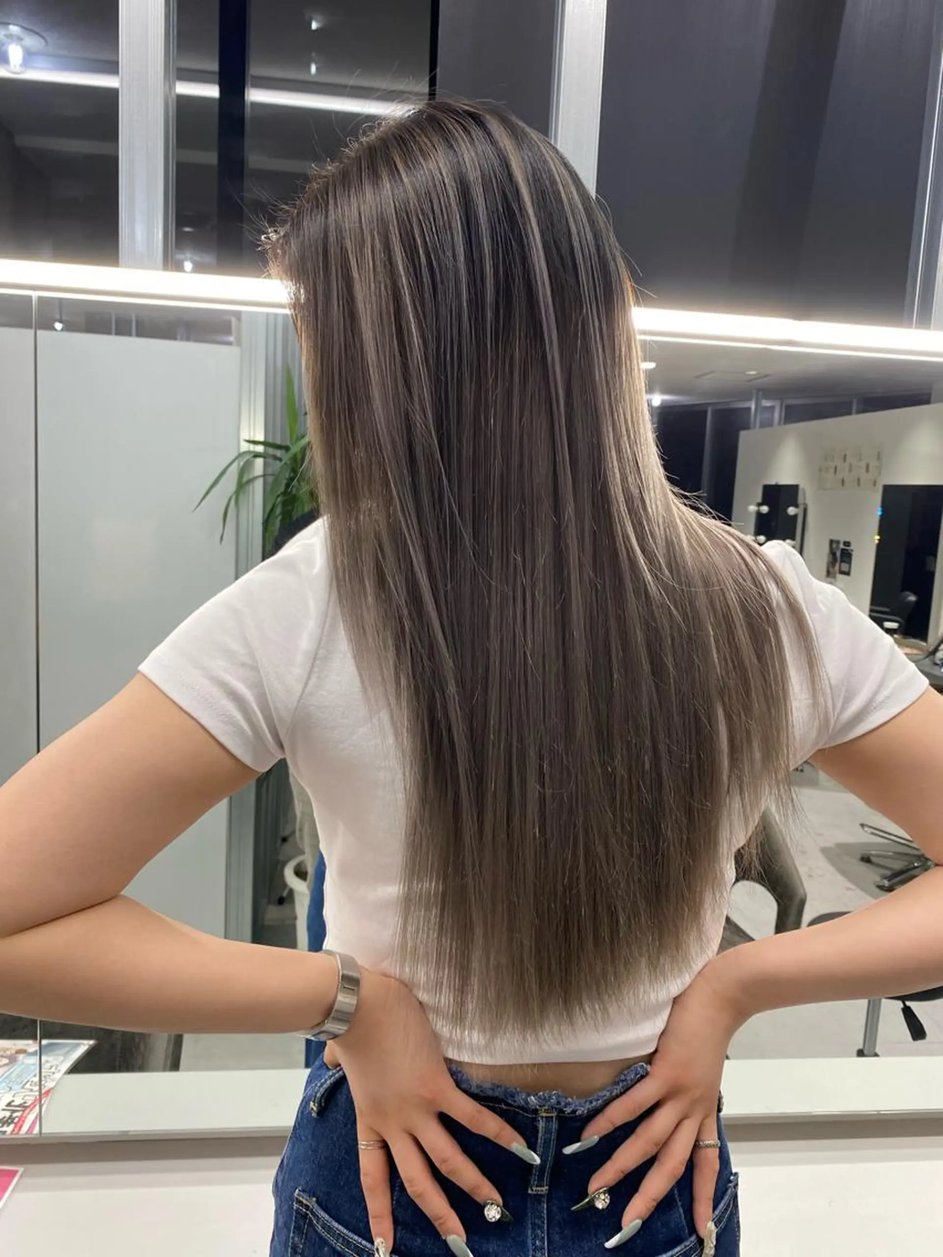 セミロング K!ng所属・レイヤーカット/ 髪質改善/ハイライトのヘアスタイル