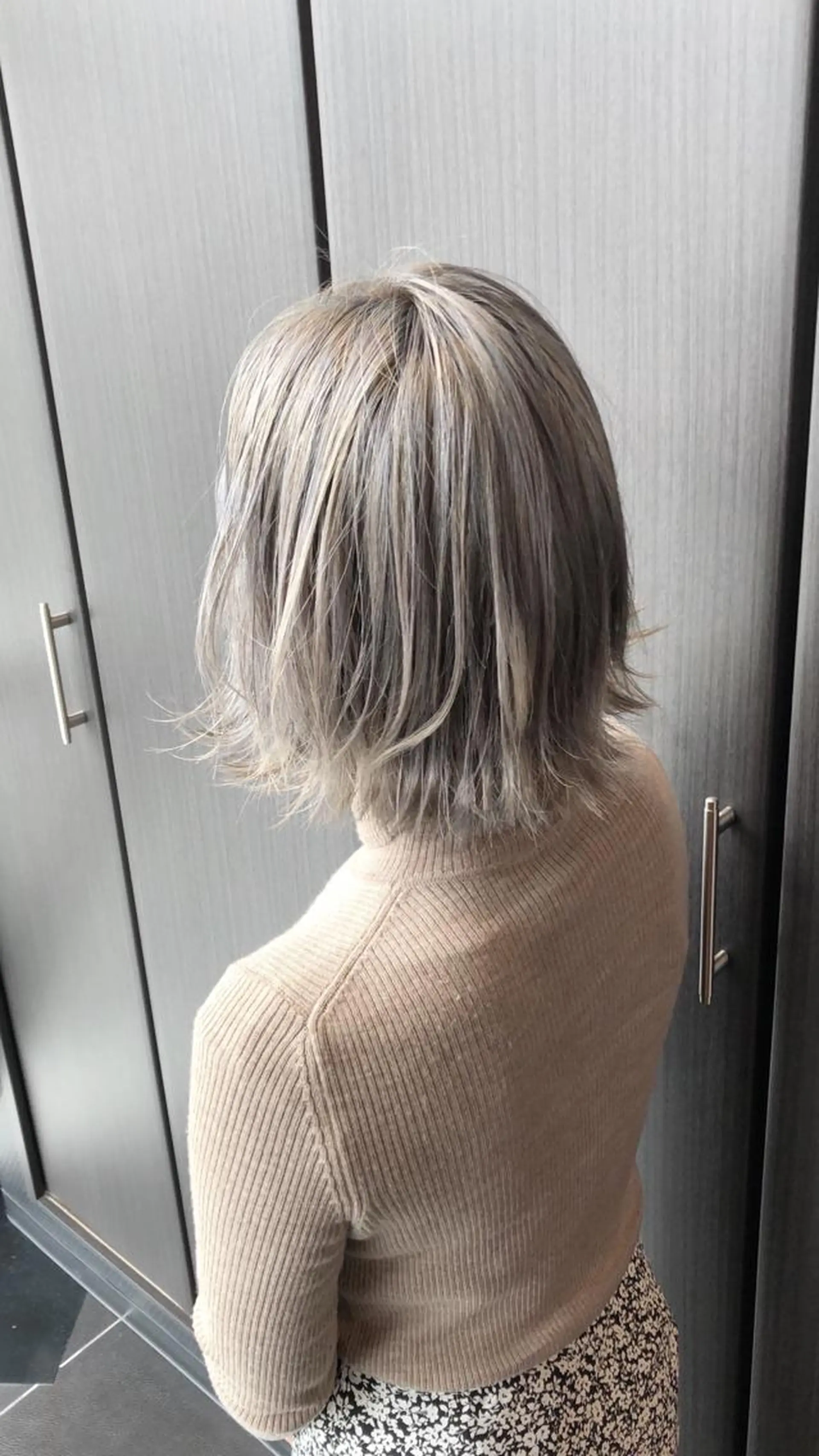 ミディアム カラー グレージュ ハイトーンカラー ハイトーングレージュ オレンジ ヘアカラー 渡邊 直輝のヘアスタイル