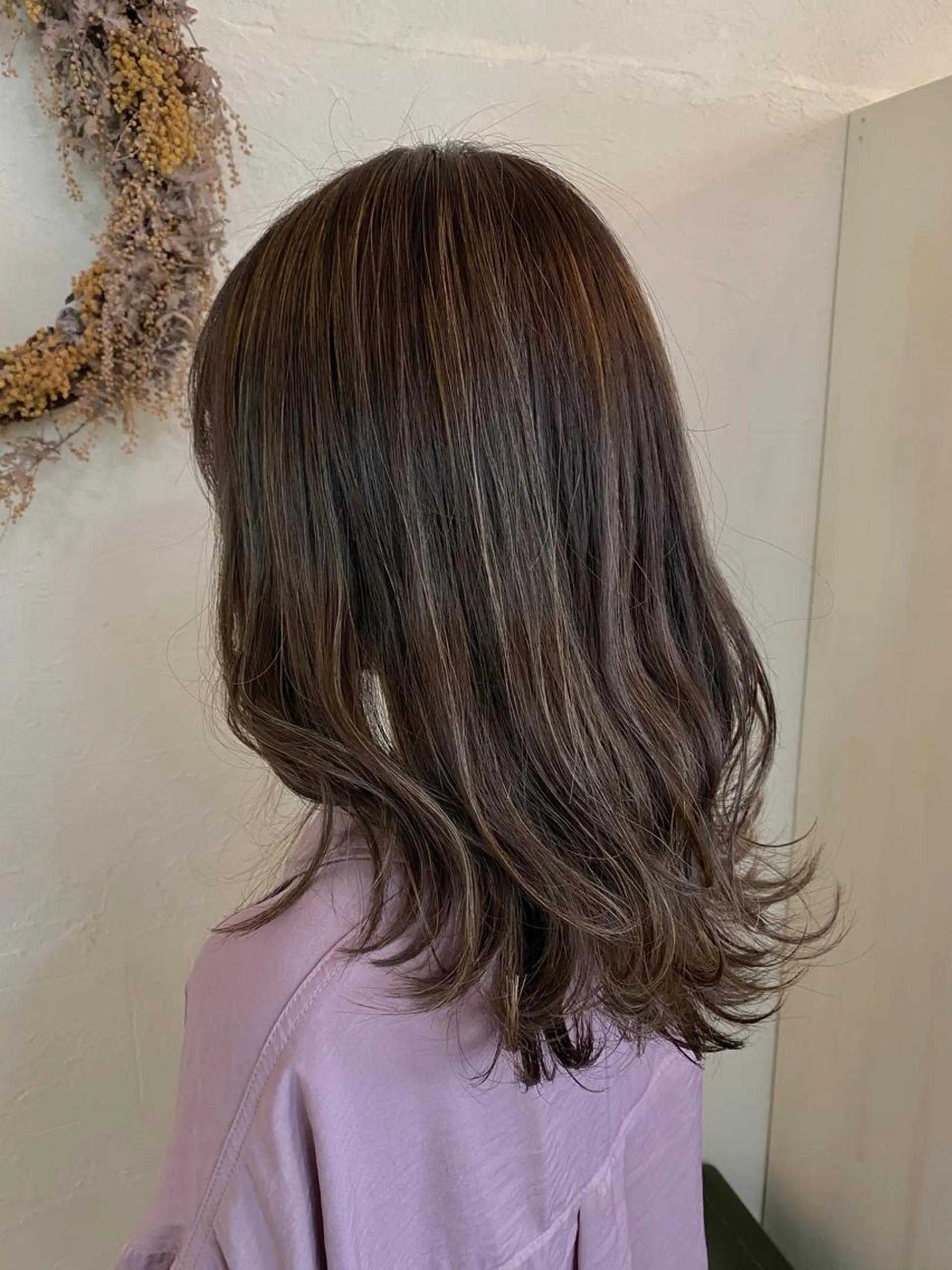 セミロング カラー アッシュ デザインカラー ハイライトカラー ラベンダーカラー ラベンダーアッシュ カット ヘアカラー トリートメント ENIF ヤマグチアツコのヘアスタイル