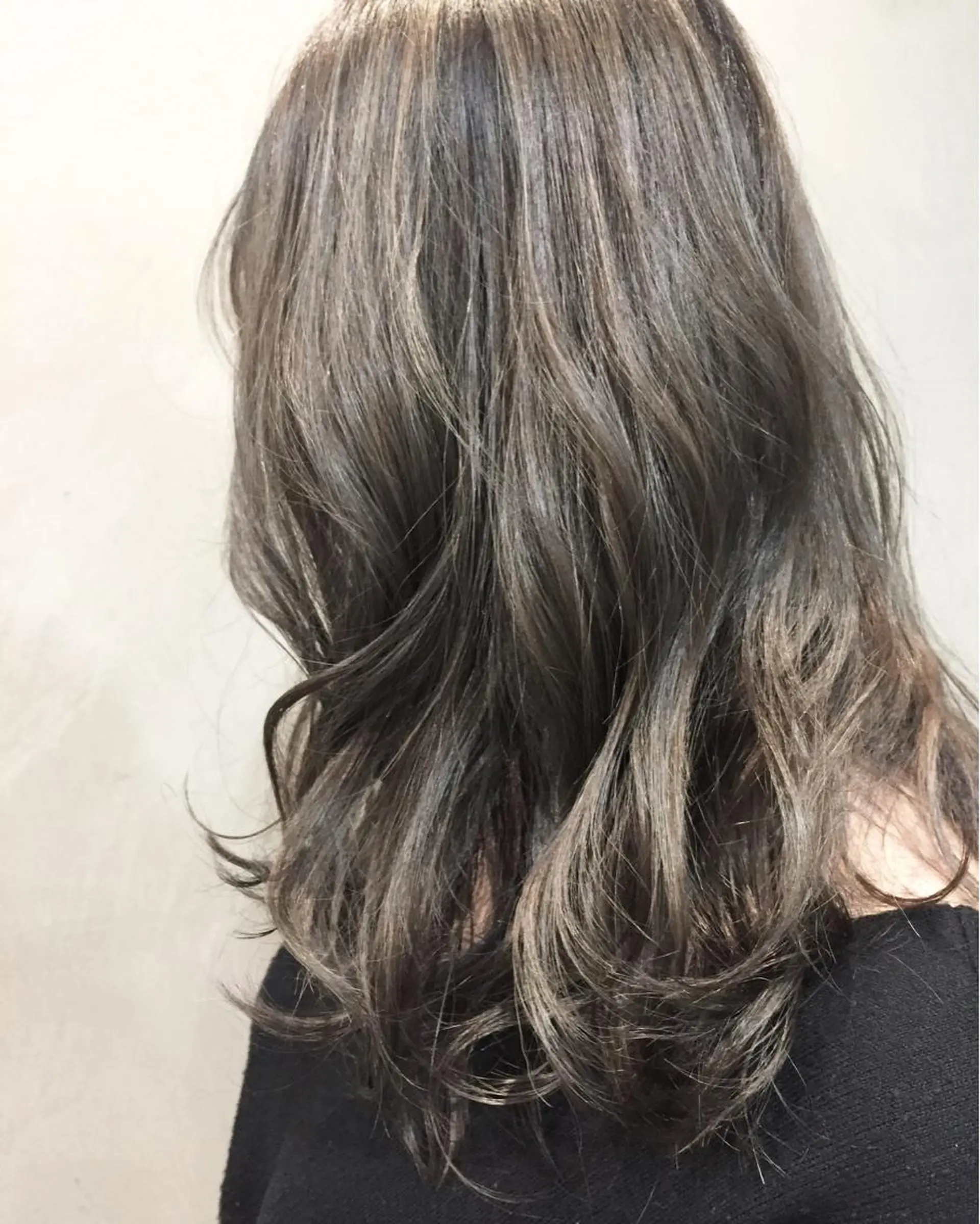 セミロング ハイライト 髪質改善 縮毛矯正 トリートメント 酸熱トリートメント ヘアカラー トリートメント Elsol所属・中川 勝友のヘアスタイル